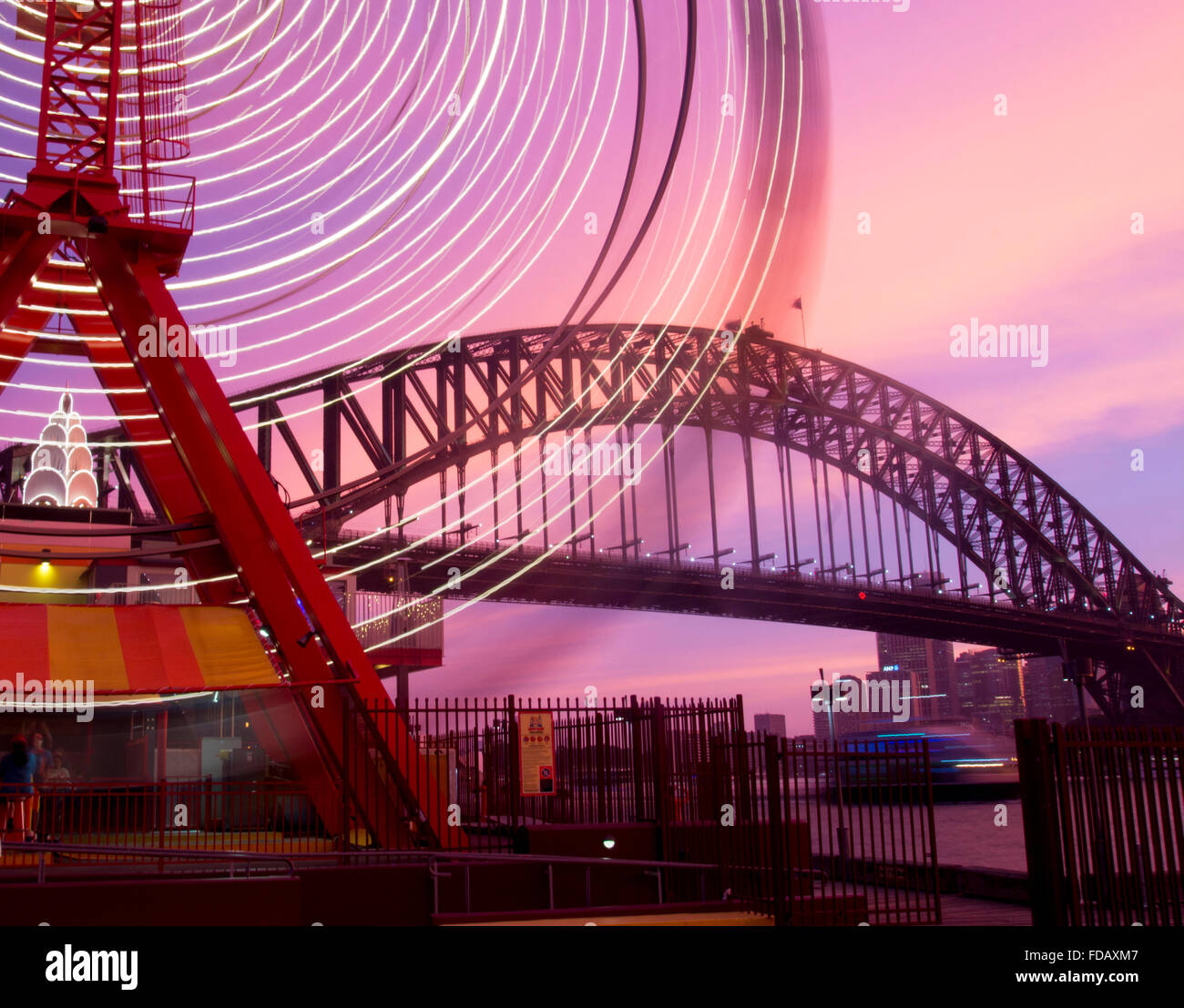 Il Luna Park ruota panoramica Ferris sfocata moto luci di circolazione con Harbour Bridge in background Sydney New South Wales NSW Australia Foto Stock