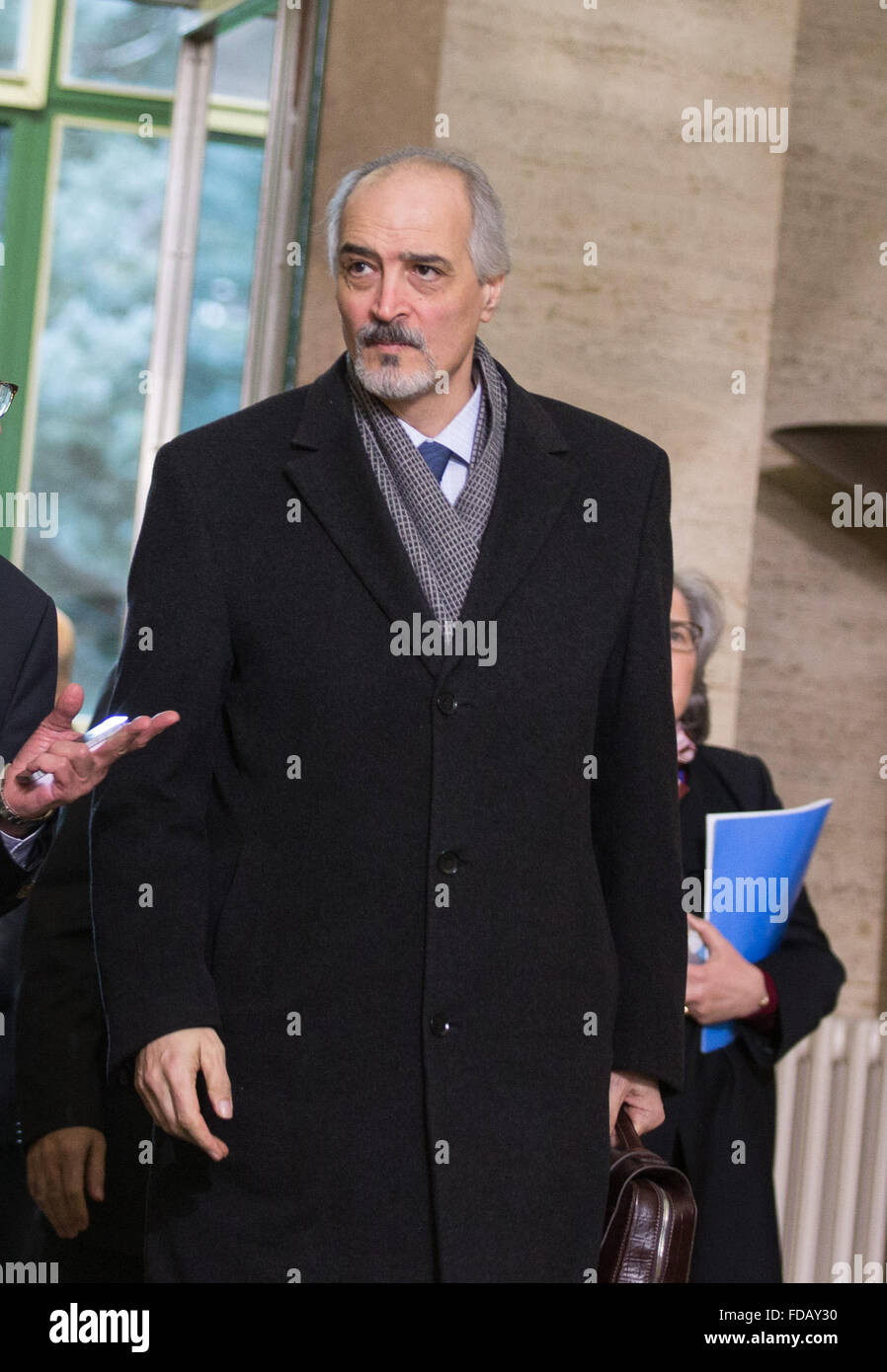 Ginevra, Svizzera. 29 gen, 2016. Il Rappresentante permanente della Repubblica Araba Siriana presso le Nazioni Unite Bashar Jaafari arriva al Palais des Nations a Ginevra, Svizzera, 29 gennaio, 2016. Onu-mediate la Siria sono iniziati i negoziati di pace come programmato a Ginevra del Palais de Nations il venerdì. Credito: Xu Jinquan/Xinhua/Alamy Live News Foto Stock