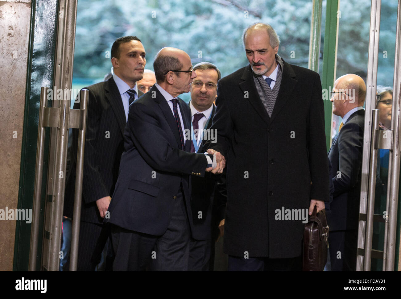 Ginevra, Svizzera. 29 gen, 2016. Il Rappresentante permanente della Repubblica Araba Siriana presso le Nazioni Unite Bashar Jaafari (R, anteriore) arriva al Palais des Nations a Ginevra, Svizzera, 29 gennaio, 2016. Onu-mediate la Siria sono iniziati i negoziati di pace come programmato a Ginevra del Palais de Nations il venerdì. Credito: Xu Jinquan/Xinhua/Alamy Live News Foto Stock