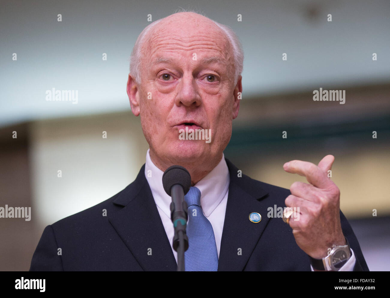 Ginevra, Svizzera. 29 gen, 2016. L inviato speciale dell ONU Staffan de Mistura parla ai media dopo la riunione con la delegazione del governo siriano al Palais des Nations a Ginevra, Svizzera, 29 gennaio, 2016. Onu-mediate la Siria sono iniziati i negoziati di pace come programmato a Ginevra del Palais de Nations il venerdì. Credito: Xu Jinquan/Xinhua/Alamy Live News Foto Stock