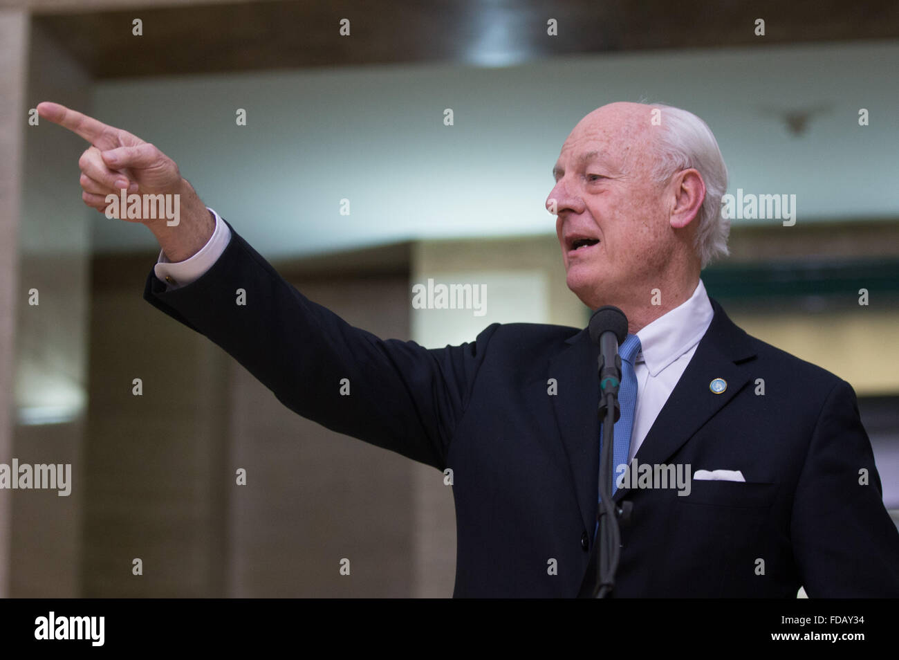 Ginevra, Svizzera. 29 gen, 2016. L inviato speciale dell ONU Staffan de Mistura parla ai media dopo la riunione con la delegazione del governo siriano al Palais des Nations a Ginevra, Svizzera, 29 gennaio, 2016. Onu-mediate la Siria sono iniziati i negoziati di pace come programmato a Ginevra del Palais de Nations il venerdì. Credito: Xu Jinquan/Xinhua/Alamy Live News Foto Stock