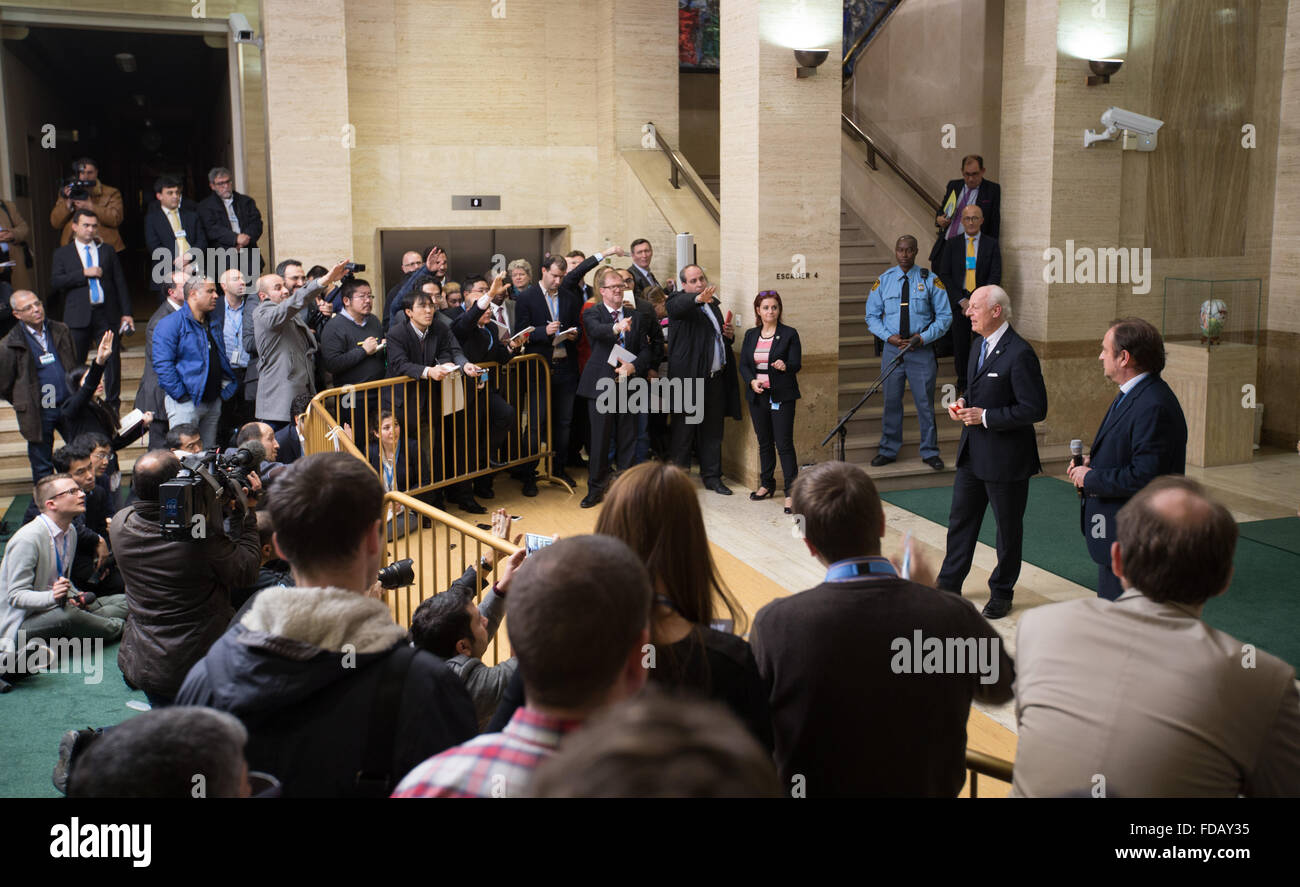 Ginevra, Svizzera. 29 gen, 2016. L inviato speciale dell ONU Staffan de Mistura parla ai media dopo la riunione con la delegazione del governo siriano al Palais des Nations a Ginevra, Svizzera, 29 gennaio, 2016. Onu-mediate la Siria sono iniziati i negoziati di pace come programmato a Ginevra del Palais de Nations il venerdì. Credito: Xu Jinquan/Xinhua/Alamy Live News Foto Stock