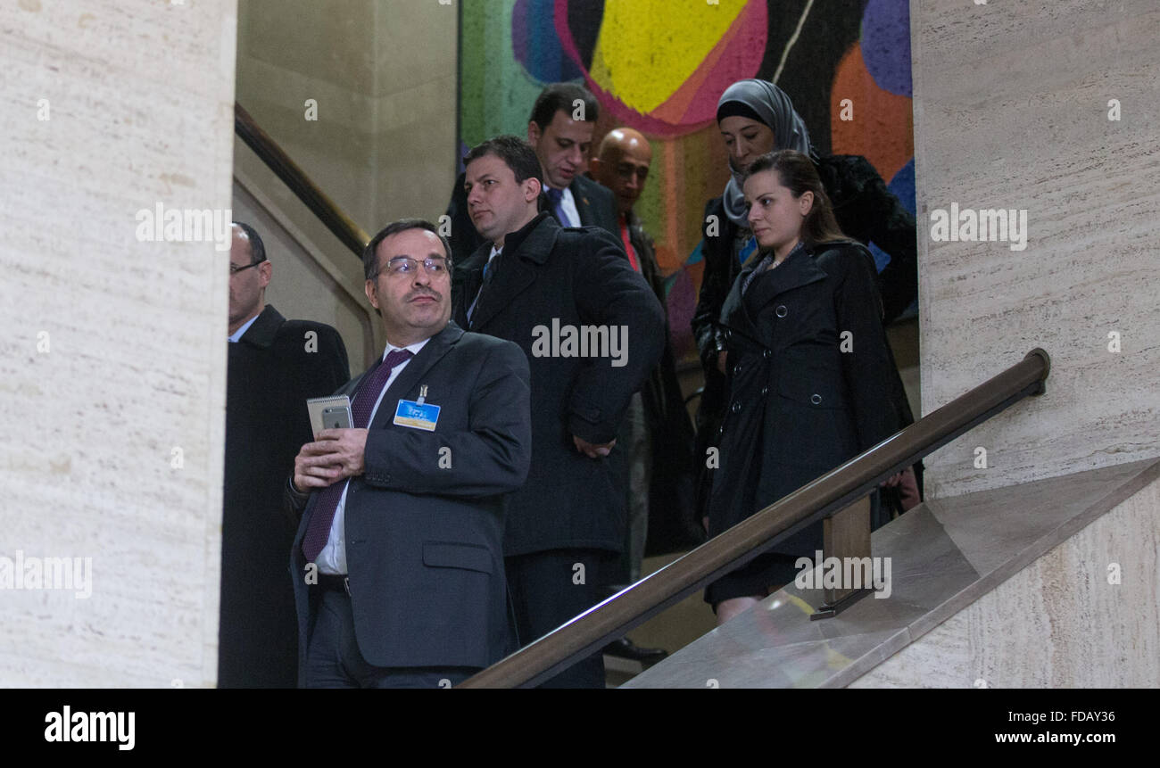 Ginevra, Svizzera. 29 gen, 2016. I membri della delegazione del governo siriano lasciare Palais des Nations dopo l incontro con l inviato speciale dell ONU Staffan de Mistura a Ginevra, Svizzera, 29 gennaio, 2016. Onu-mediate la Siria sono iniziati i negoziati di pace come programmato a Ginevra del Palais de Nations il venerdì. Credito: Xu Jinquan/Xinhua/Alamy Live News Foto Stock