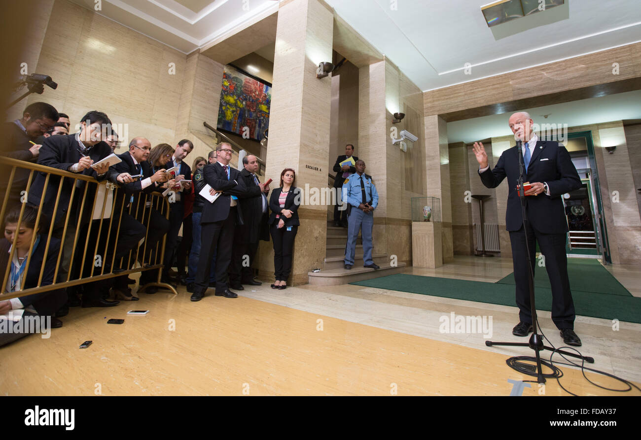 Ginevra, Svizzera. 29 gen, 2016. L inviato speciale dell ONU Staffan de Mistura (1R) parla ai media dopo la riunione con la delegazione del governo siriano al Palais des Nations a Ginevra, Svizzera, 29 gennaio, 2016. Onu-mediate la Siria sono iniziati i negoziati di pace come programmato a Ginevra del Palais de Nations il venerdì. Credito: Xu Jinquan/Xinhua/Alamy Live News Foto Stock