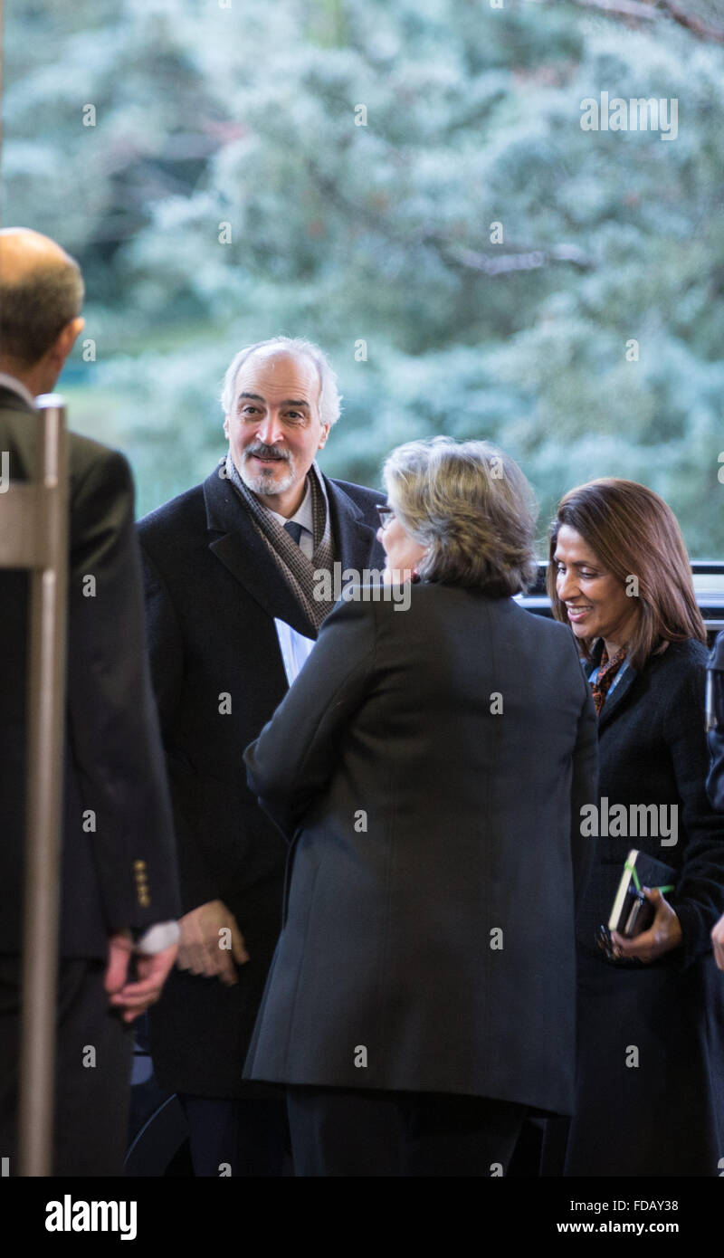Ginevra, Svizzera. 29 gen, 2016. Il Rappresentante permanente della Repubblica Araba Siriana presso le Nazioni Unite Bashar Jaafari (2 L) arriva al Palais des Nations a Ginevra, Svizzera, 29 gennaio, 2016. Onu-mediate la Siria sono iniziati i negoziati di pace come programmato a Ginevra del Palais de Nations il venerdì. Credito: Xu Jinquan/Xinhua/Alamy Live News Foto Stock