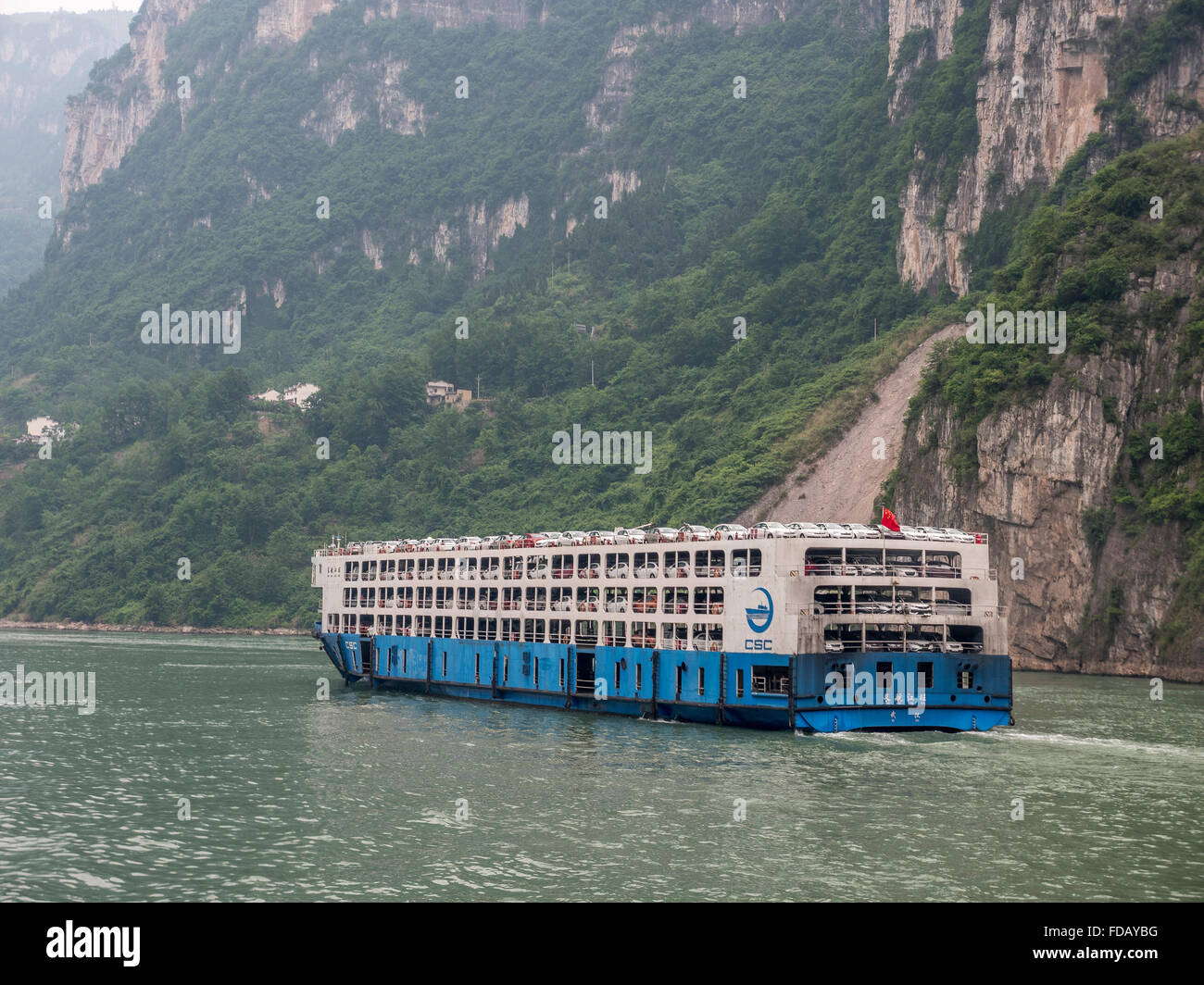 Una nave da carico da CSC RoRo Logistics Company Limited il trasporto di autovetture nuove a monte sul Fiume Yangtze in provincia di Hubei Cina Foto Stock