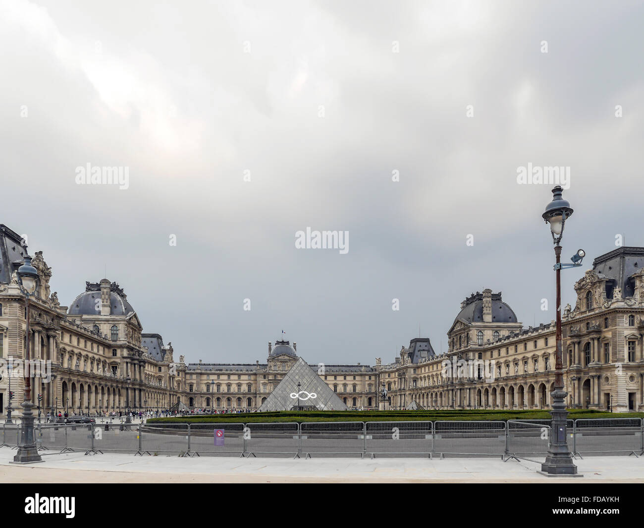 Parigi, Francia - 28 agosto 2013: - il cortile principale del Museo del Louvre con la piramide di vetro Foto Stock