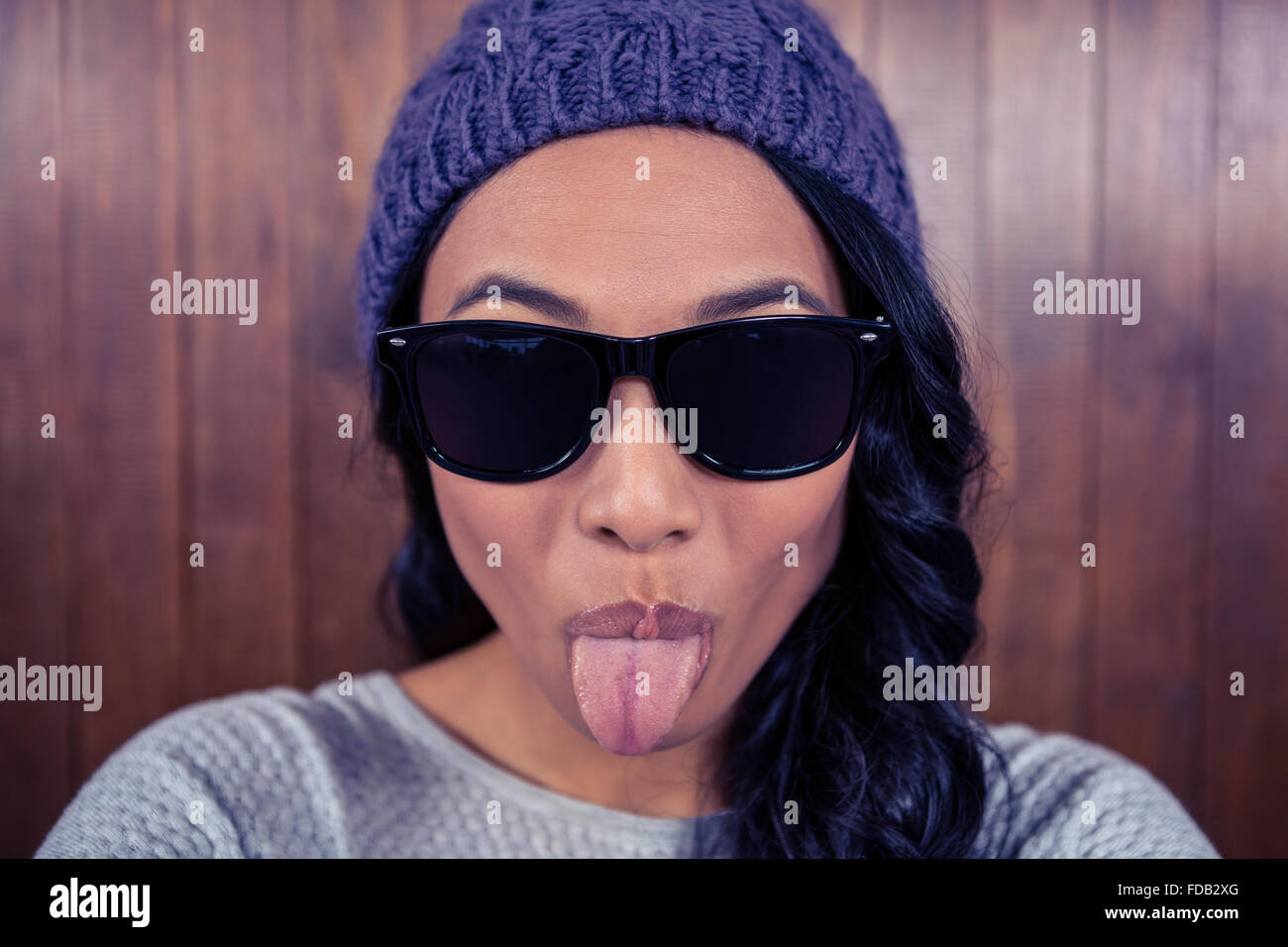 Donna asiatica sporgenti dalla sua lingua Foto Stock