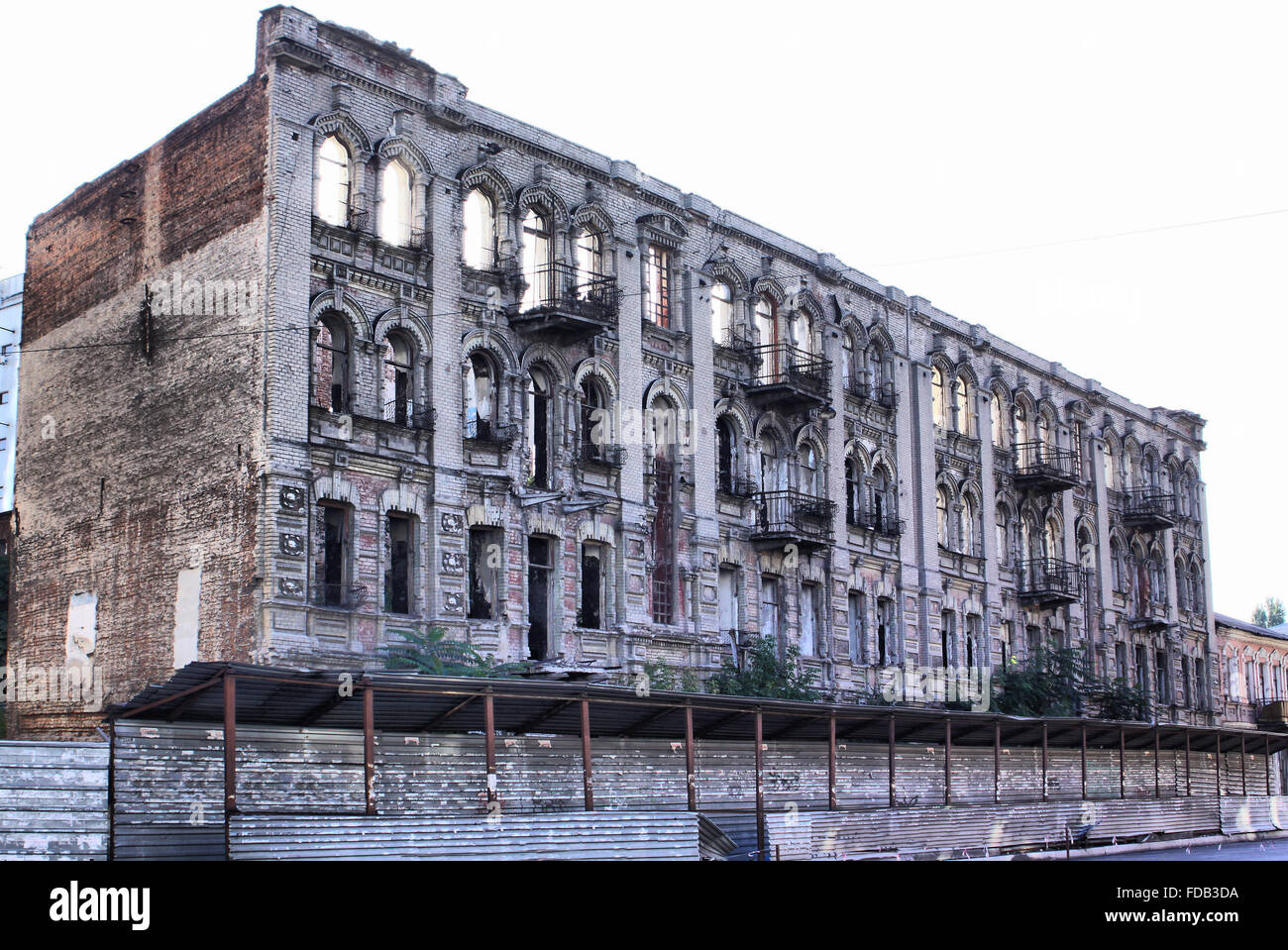 Il vecchio edificio in rovina in Dnipropetrovsk city, Ucraina Foto Stock