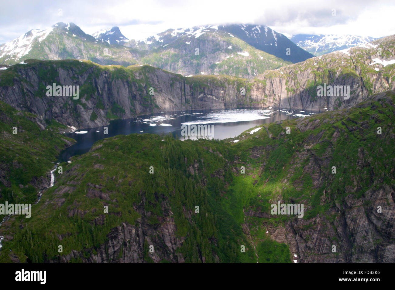 Scenario dell'antenna durante un volo turistico di montagne e Rudyerd Bay nella bellissima Misty Fjords vicino a Ketchikan, Alaska Foto Stock