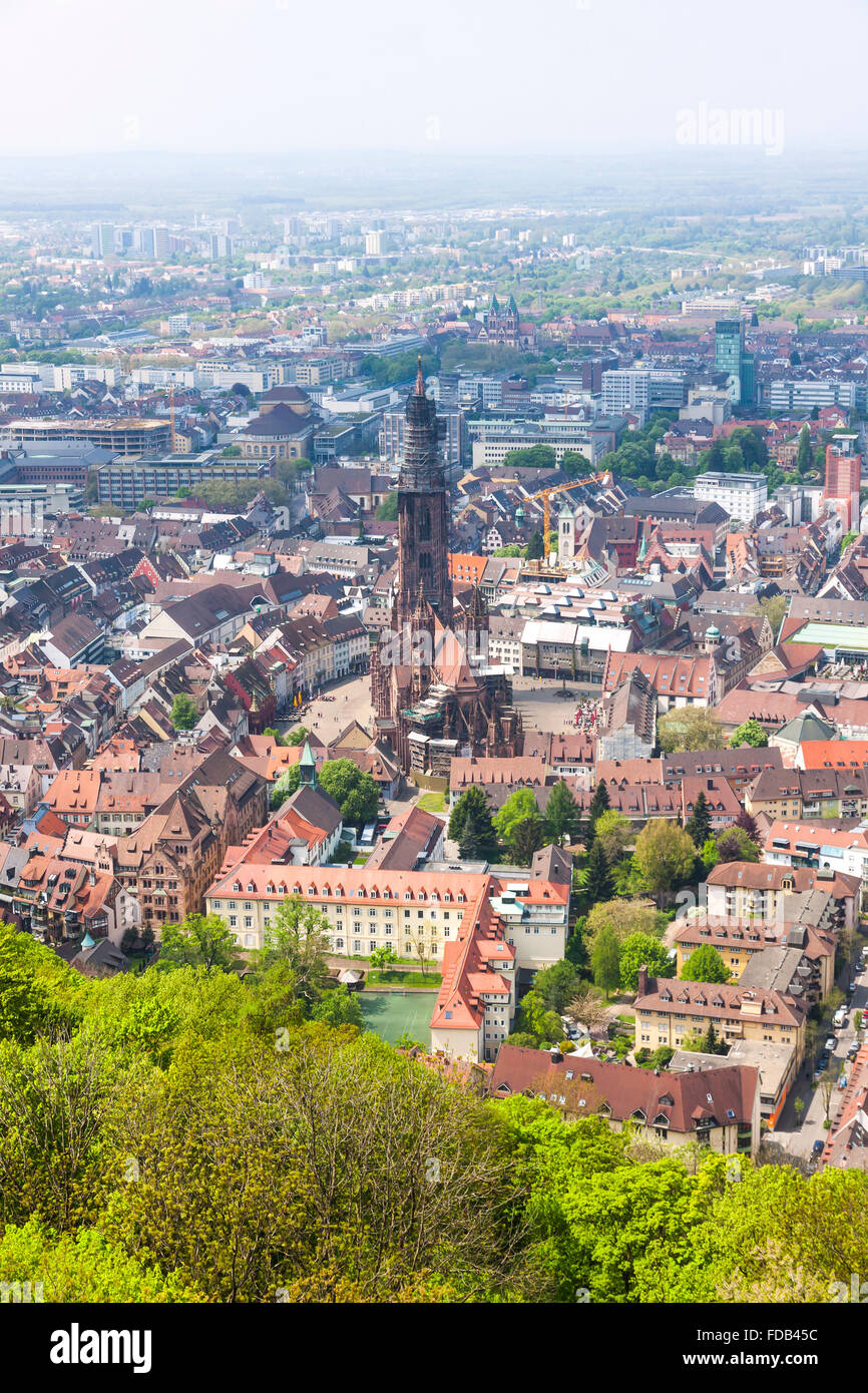 Vista aerea di Freiburg im Breisgau city, Germania. Freiburg Munster e città vecchia può essere visto nel centro Foto Stock