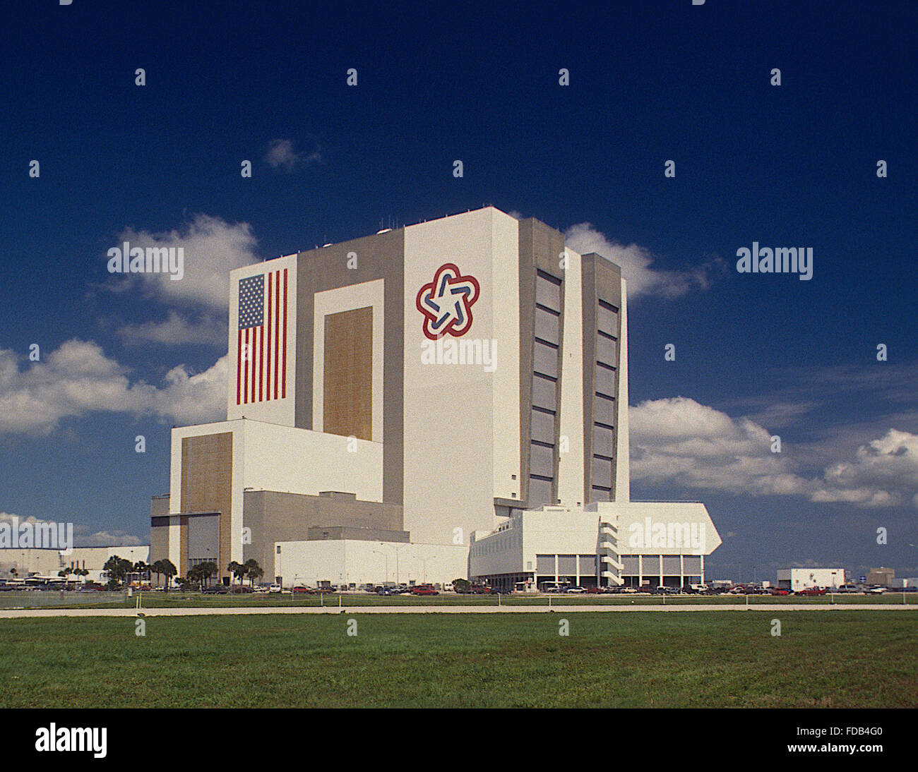 Merritt Island, Florida, Stati Uniti d'America, 22 aprile,1991 il gruppo verticale edificio in cui le navette spaziali sono accoppiati con i serbatoi del carburante e a razzo a propellente solido booster e quindi sollevato fino alla posizione verticale sul trattore cingolato per il viaggio fuori al lancio delle pastiglie stesse. Credito: Mark Reinstein Foto Stock