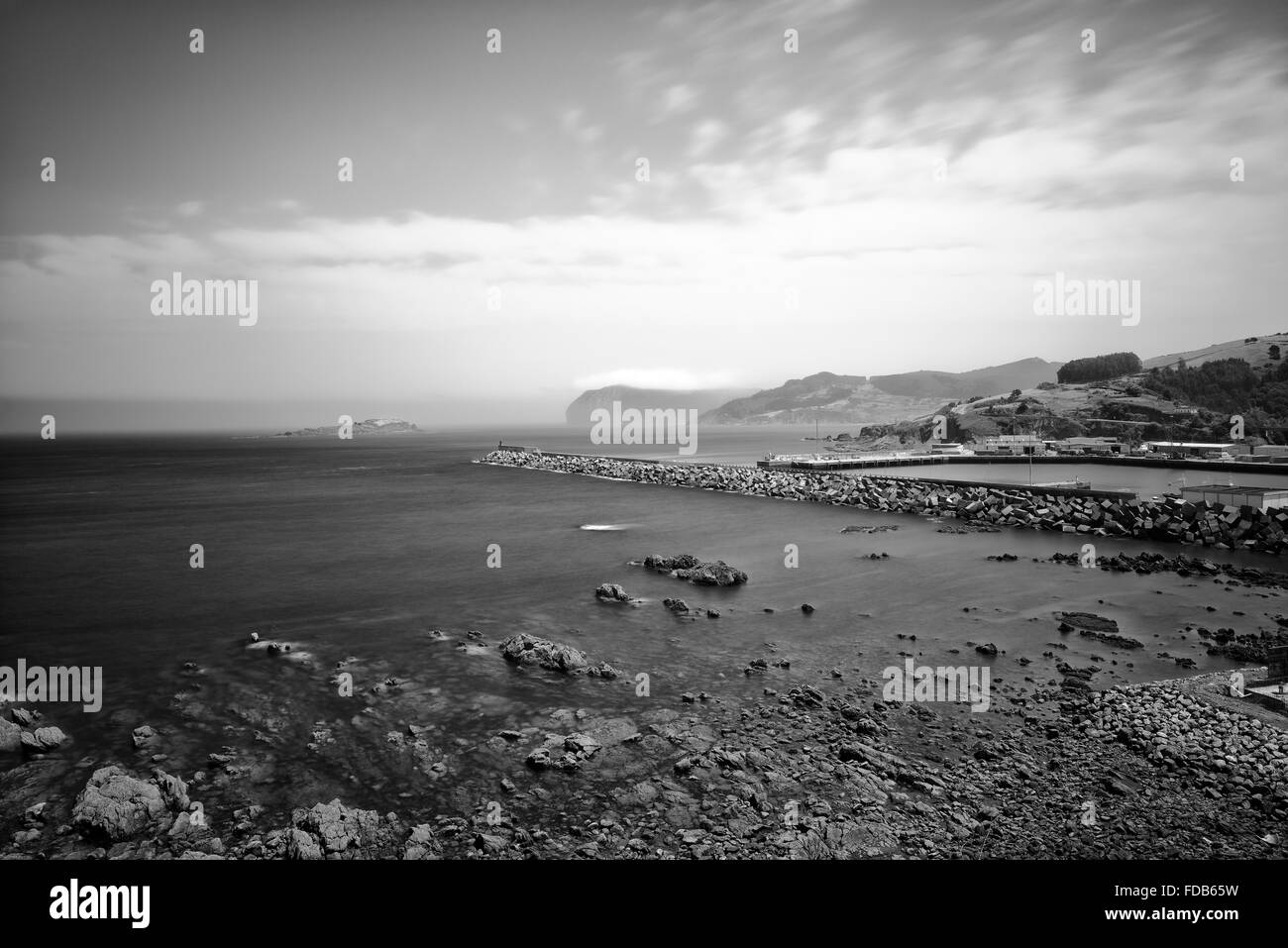 Vista aerea del porto e il villaggio di frangiflutti di Bermeo in provincia di Bilbao Vizcaya, Spagna Foto Stock