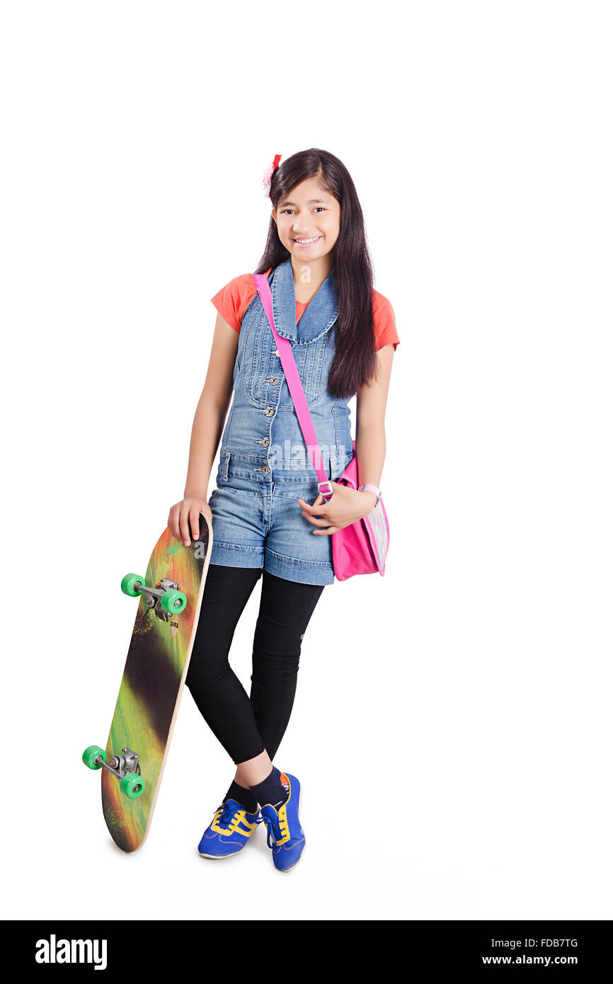 1 ragazza adolescente studente di college in piedi tenendo Skateboard Foto Stock