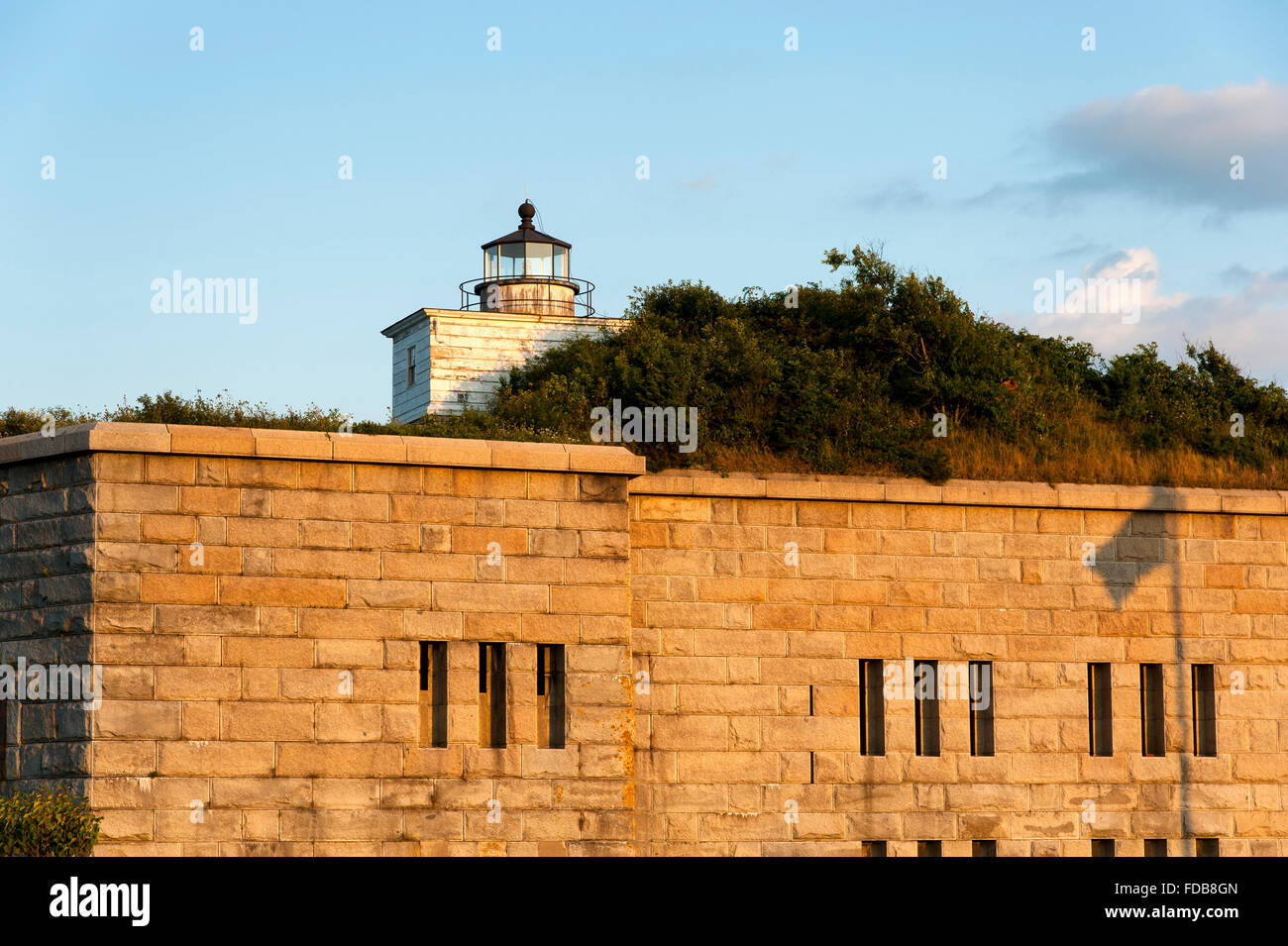 Weathered Clark Point lighthouse sorge sulla cima di old stone Fort Taber a New Bedford, Massachusetts. Si tratta di un punto di riferimento storico. Foto Stock