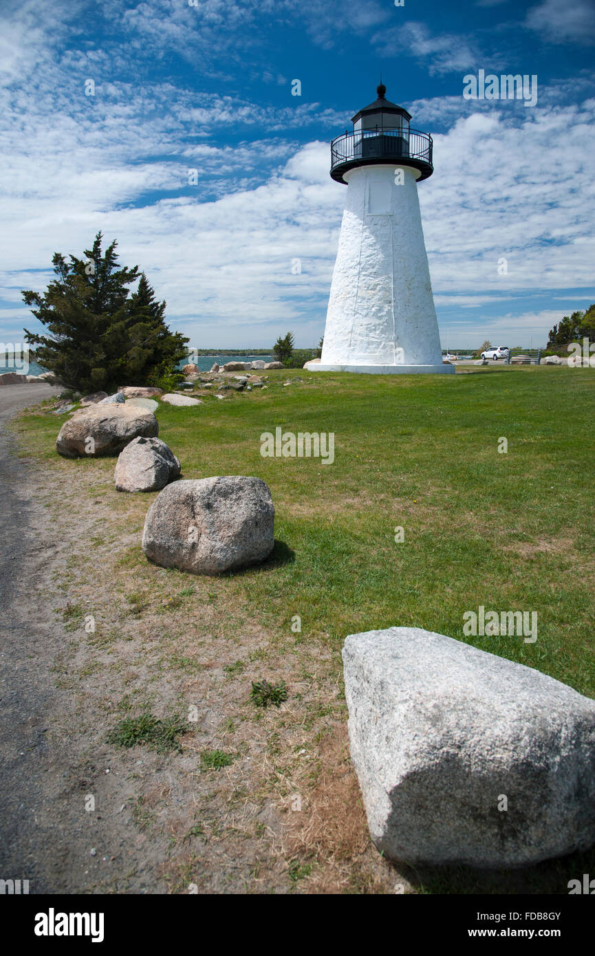 Pietre lungo il vialetto che conduce a Ned's Point lighthouse durante la stagione primaverile a Veterans Memorial Park in Mattapoisett, Massachusetts. Foto Stock