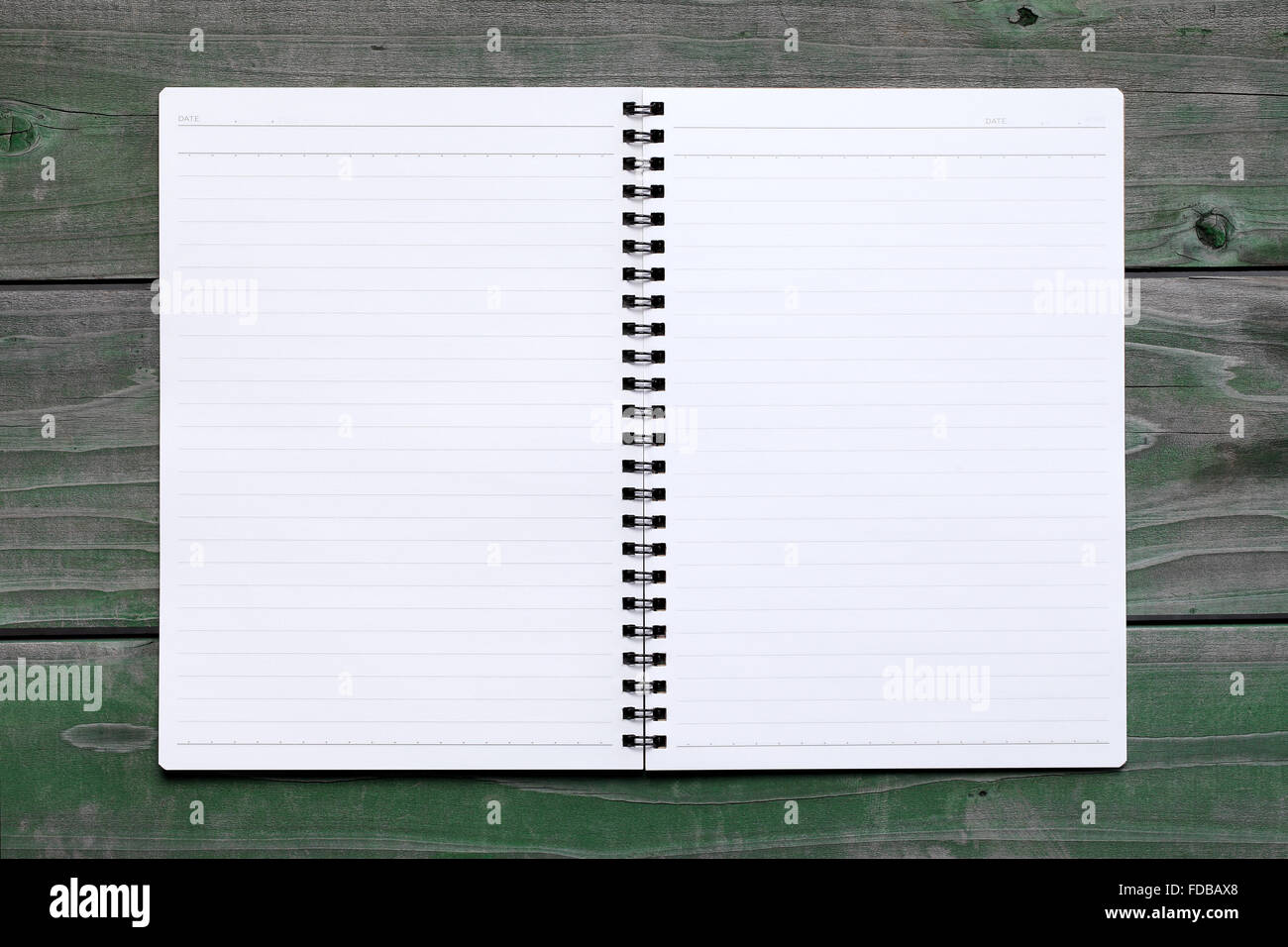 Vuoto notebook a spirale con rivestiti su grunge Sfondo legno Foto Stock