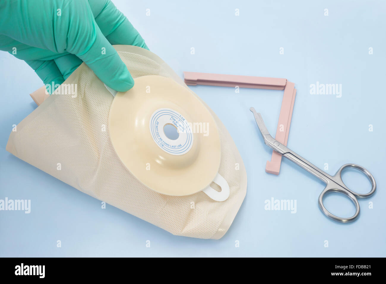 Infermiere prepara forniture per stomia con forbici su sfondo blu Foto  stock - Alamy