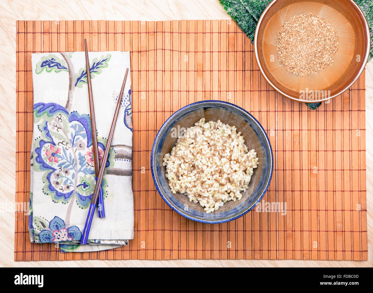 Semplice pasto sano di organico riso marrone con condimenti di gomashio (di semi di sesamo tostati) e nori. Foto Stock