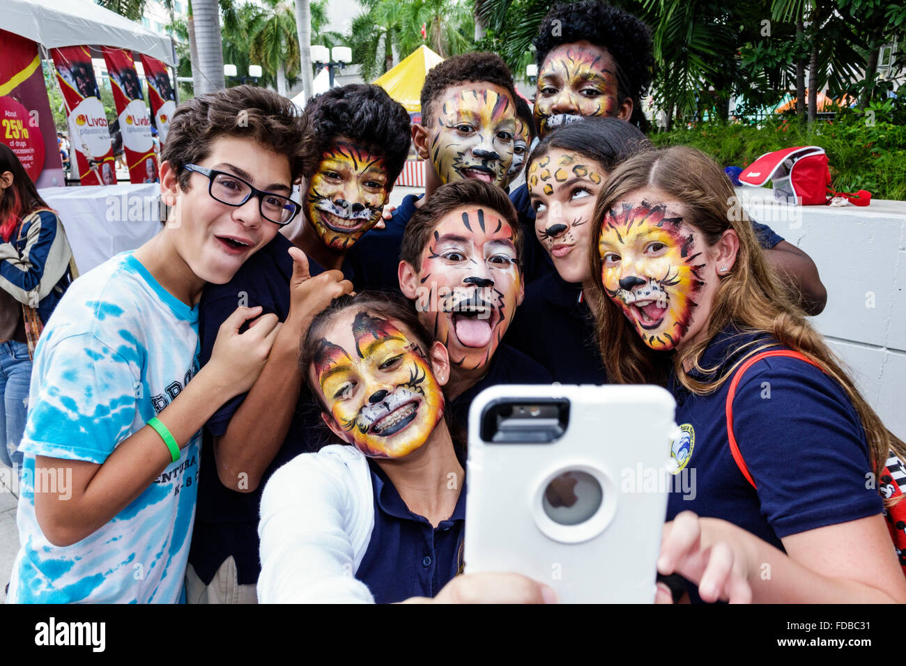 Miami Florida,Book Fair International,Miami Dade College campus,letterario,festival,studenti annuali,ragazzi adolescenti adolescenti amici adolescenti,Hispan Foto Stock