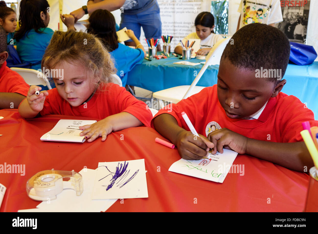 Miami Florida,Book Fair International,campus del Miami Dade College,letterario,festival,evento annuale,arte & artigianato,tenda,colorazione,disegno,cura del giorno,stu studente Foto Stock