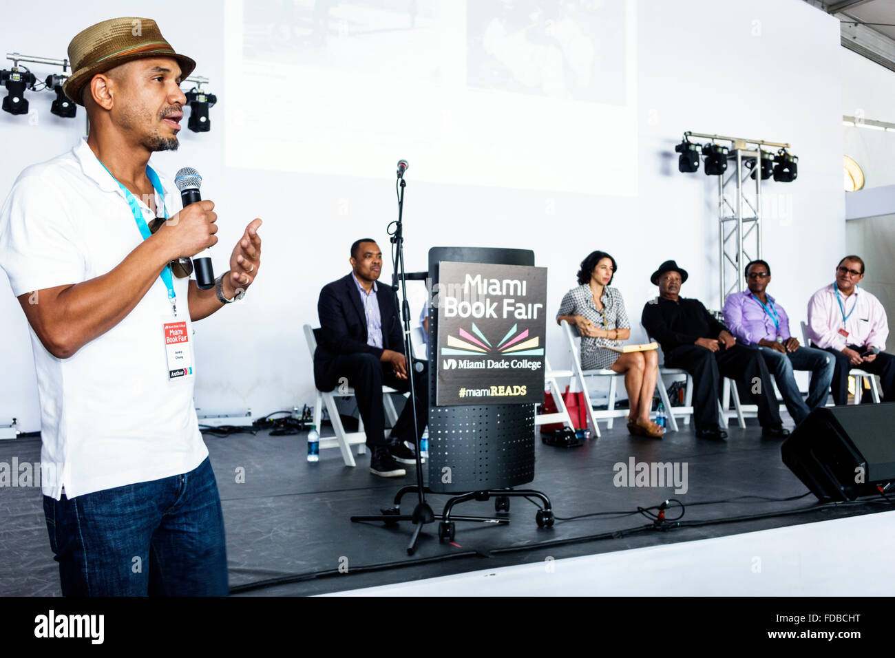 Miami Florida,Book Fair International,Miami Dade College campus,letterario,festival,conferenza annuale,presentazione,Luis Rios,speaker,speaking,microfono,FL Foto Stock