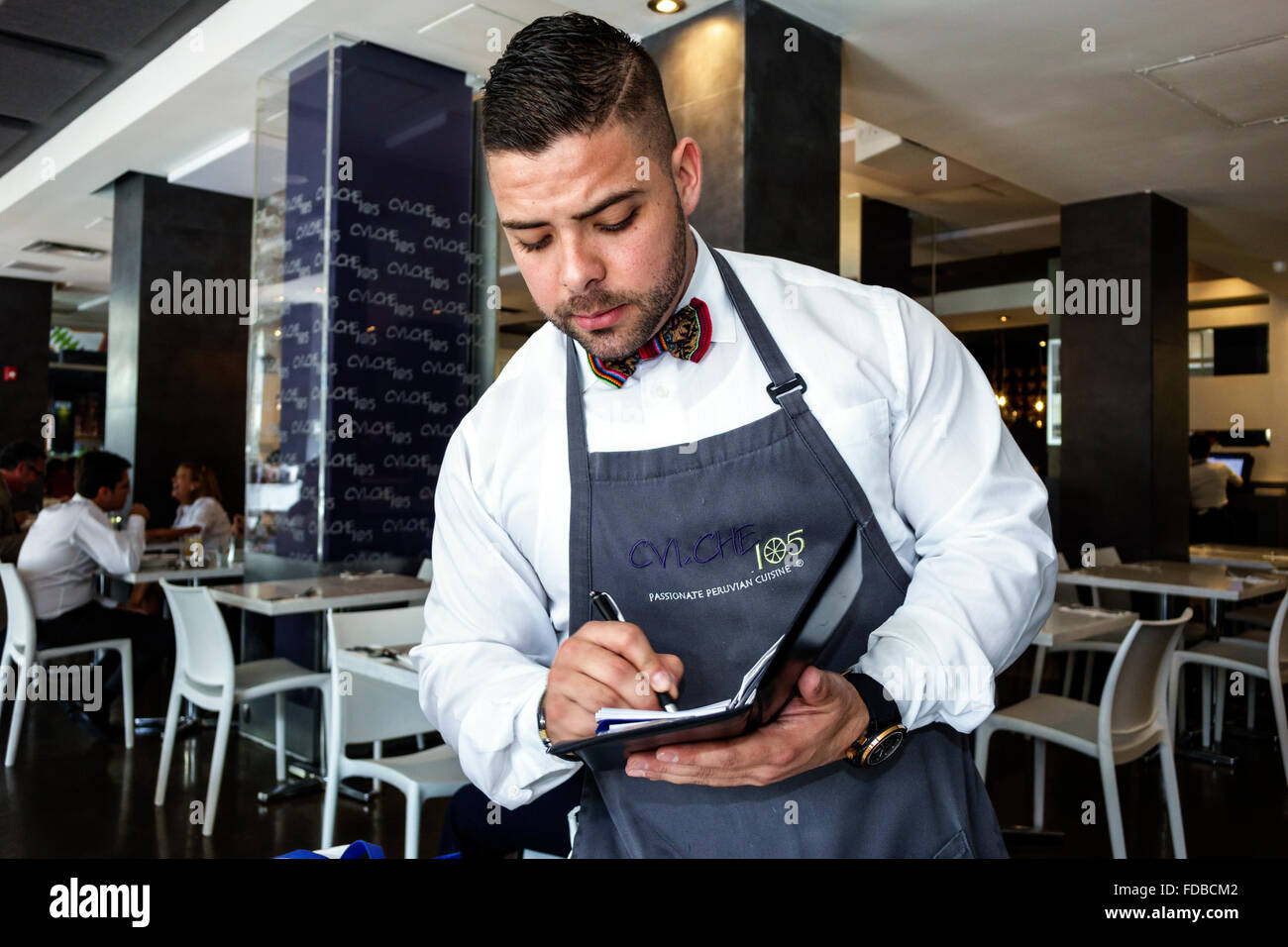 Miami Florida,Downtown,Cvi.che 105,Peruvian,ristorante ristoranti cibo caffè cafè,ispanico adulto,adulti,uomo uomo maschio,cameriere server emp Foto Stock