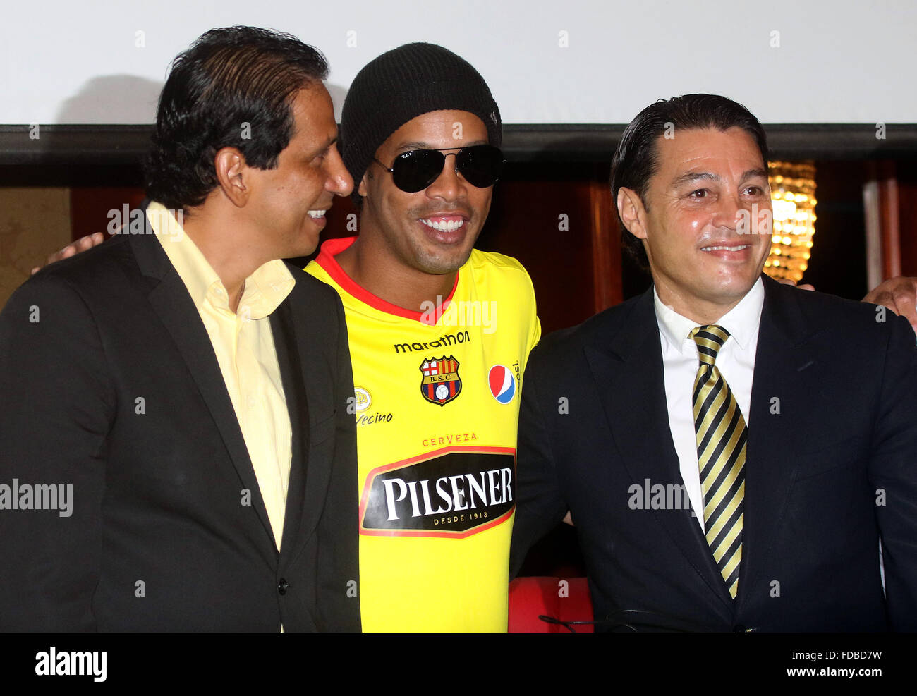 Guayaquil, Ecuador. 29 gen, 2016. Calcio brasiliano player Ronaldinho (C), pone con il presidente di Barcellona Sporting Club, Francisco Cevallos (L) e il vice presidente Carlos Alfaro Moreno (R), durante una conferenza stampa presso la sede di Barcellona Sporting Club, nella città di Guayaquil, Ecuador, il 29 gennaio, 2016. Secondo la stampa locale, 'Ronaldinho" svolgeranno venerdì notte una partita amichevole con il Barcelona Sporting Club di Ecuador contro la Universidad San Martin del Perù presso lo Stadio Monumentale di Guayaquil. © Str/Xinhua/Alamy Live News Foto Stock