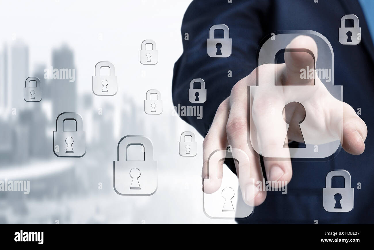 La mano di imprenditore toccando icona a forma di lucchetto sul display digitale Foto Stock