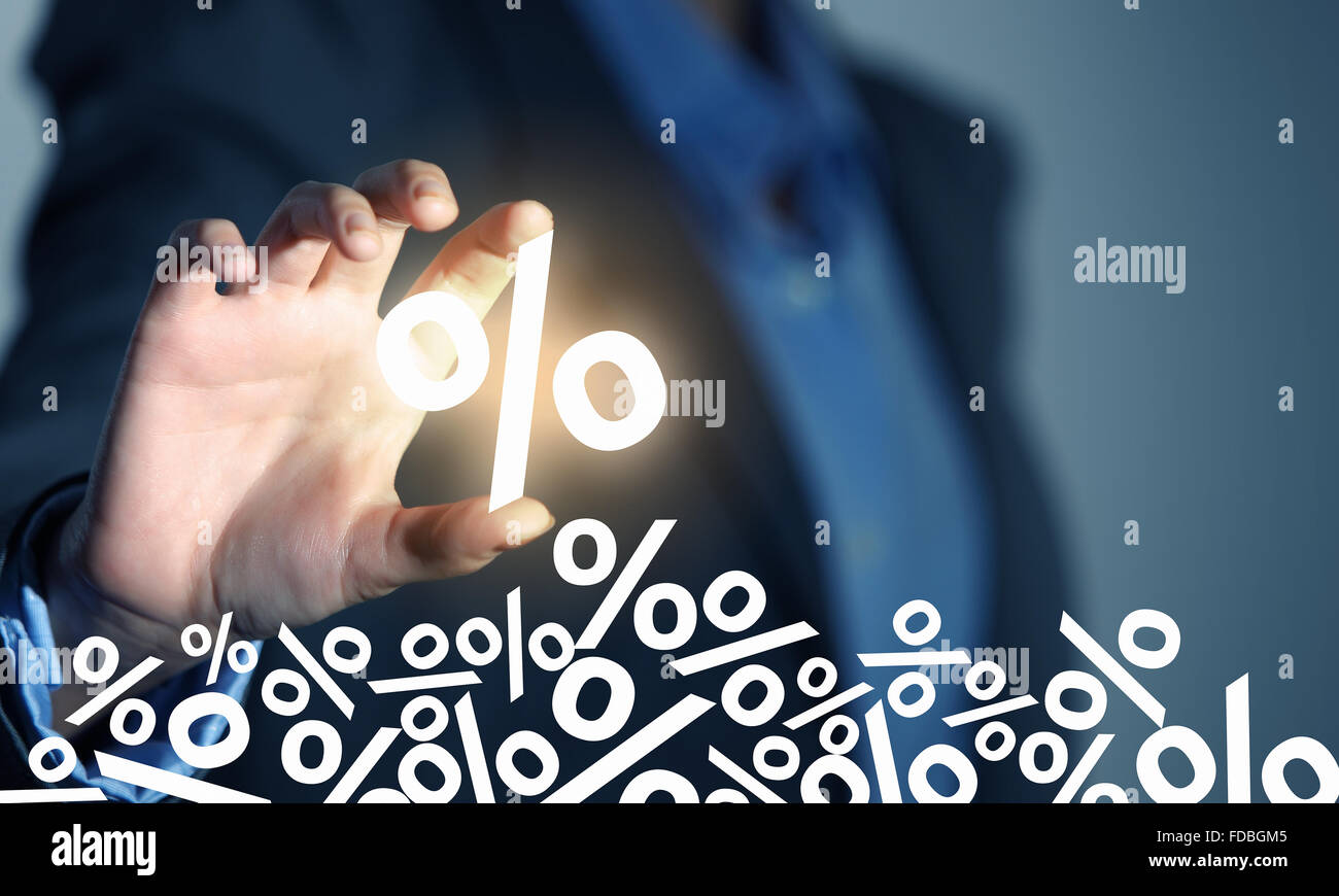 Close up di commercianti tenendo virtuale icona percentuale con le dita Foto Stock