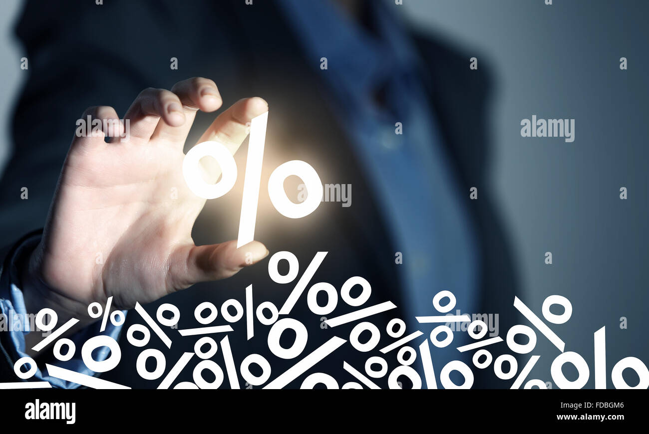Close up di commercianti tenendo virtuale icona percentuale con le dita Foto Stock