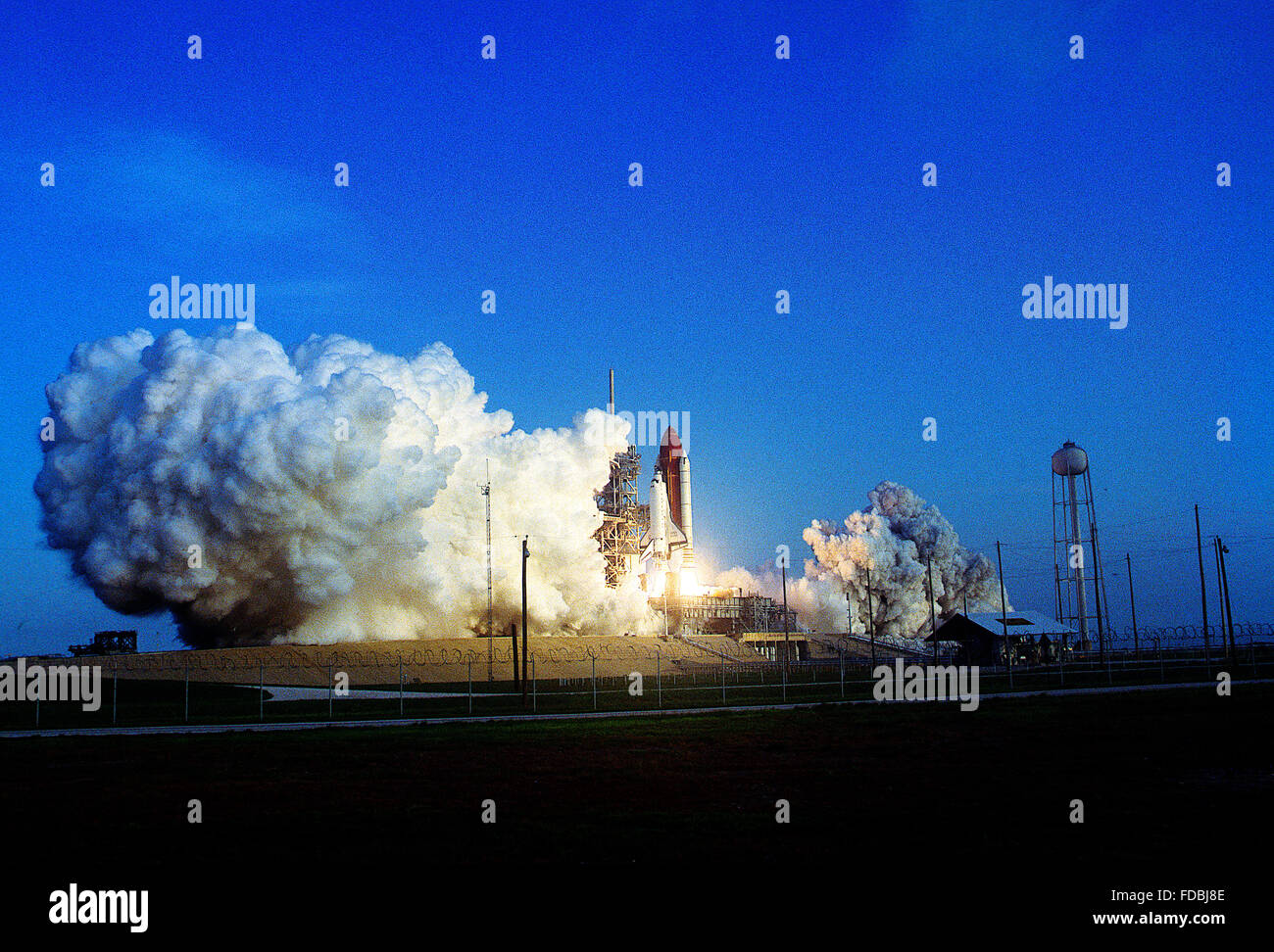Merritt Island, Florida, Stati Uniti d'America, 28 Aprile, 1991 Space Shuttle 'scoperta' solleva dal launch pad 39A su di una colonna di fuoco lungo il tragitto a bassa massa iobit. Missione: il Dipartimento della Difesa, AFP-675; IBSS; SPAS-II satellite a infrarossi Space Shuttle: Discovery Launch Pad: 39A lanciato: Aprile 28, 1991, 7:33:14 a.m. EDT Landing Site: Kennedy Space Center, Florida sbarco: Maggio 6, 1991, 2:55:37 p.m. EDT Missione Durata: 8 giorni, 7 ore, 22 minuti, 23 secondi orbita Altitudine: 190 miglia nautiche orbita inclinazione: 57 gradi Credito: Mark Reinstein Foto Stock