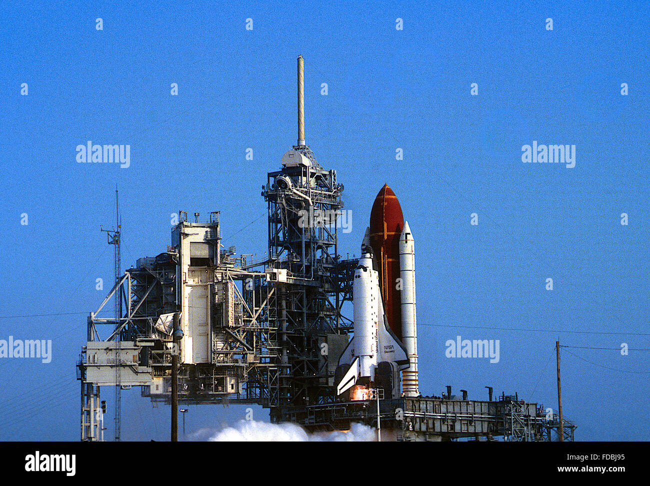 Merritt Island, Florida, Stati Uniti d'America, 28 aprile,1991 Space Shuttle 'scoperta' solleva dal launch pad 39A su di una colonna di fuoco lungo il tragitto a bassa massa iobit. Missione: il Dipartimento della Difesa, AFP-675; IBSS; SPAS-II satellite a infrarossi Space Shuttle: Discovery Launch Pad: 39A lanciato: Aprile 28, 1991, 7:33:14 a.m. EDT Landing Site: Kennedy Space Center, Florida sbarco: Maggio 6, 1991, 2:55:37 p.m. EDT Missione Durata: 8 giorni, 7 ore, 22 minuti, 23 secondi orbita Altitudine: 190 miglia nautiche orbita inclinazione: 57 gradi Credito: Mark Reinsten Foto Stock