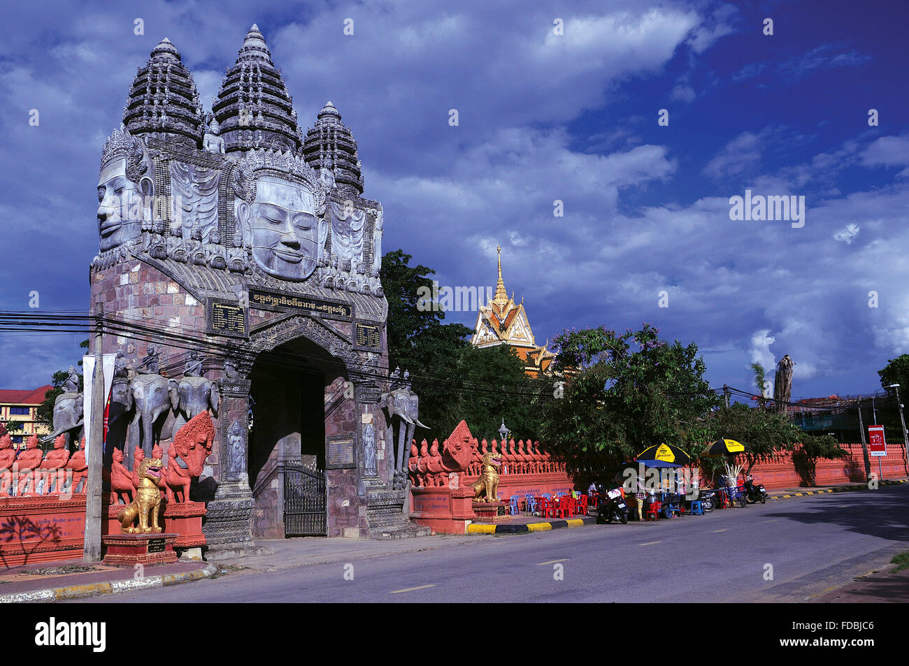 Il cancello di ingresso al Wat Sangker, Battambang, Cambogia. © Kraig Lieb Foto Stock
