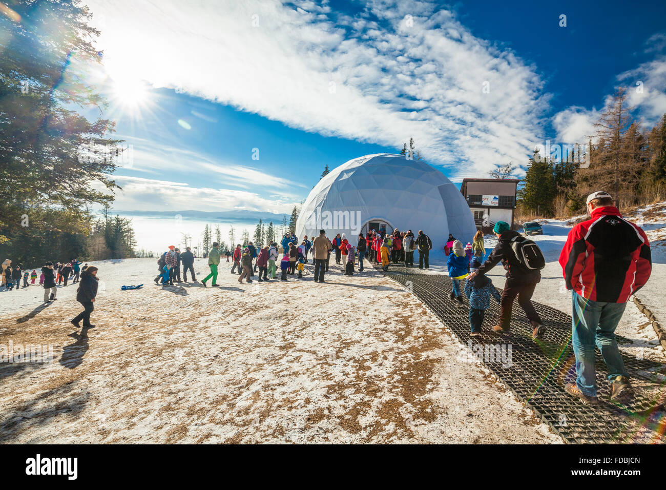 HREBIENOK, Slovacchia - Jan 06 2016: al di fuori della vista della Cupola di ghiaccio, Hrebienok, Alti Tatra. Si tratta di un altare con statue di costruire da ho Foto Stock