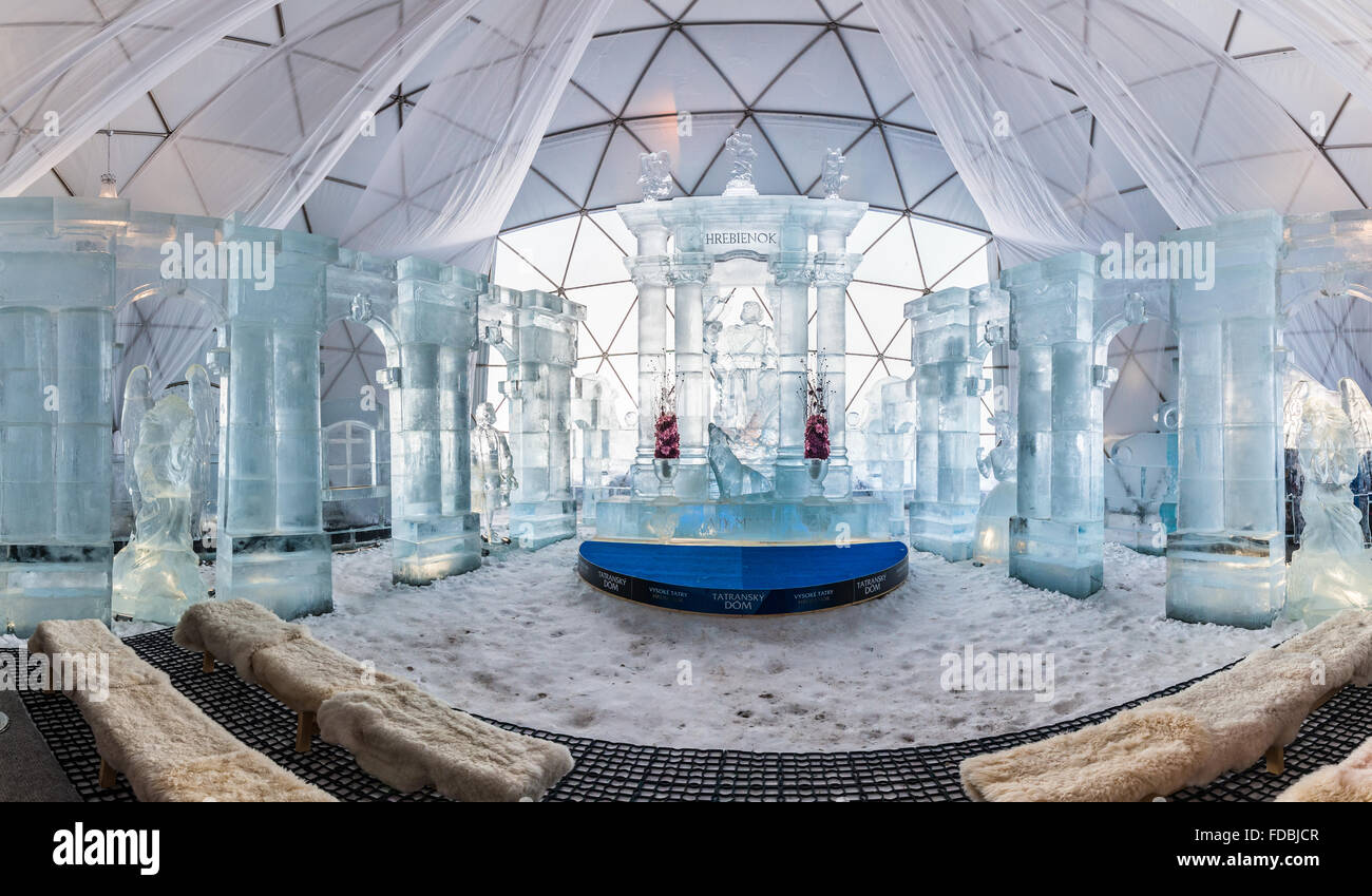 HREBIENOK, Slovacchia - Jan 06 2016: Ghiaccio altare in casa di Tatra, Hrebienok, Alti Tatra. Si tratta di un altare con statue di costruire da ghiaccio. Foto Stock