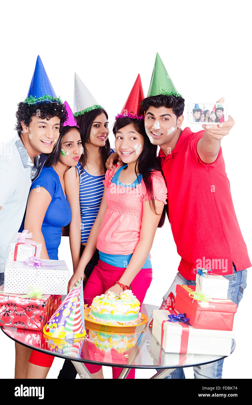 Gruppo Teenager amici festa di compleanno festa mobile phone Selfie facendo clic su Foto Stock