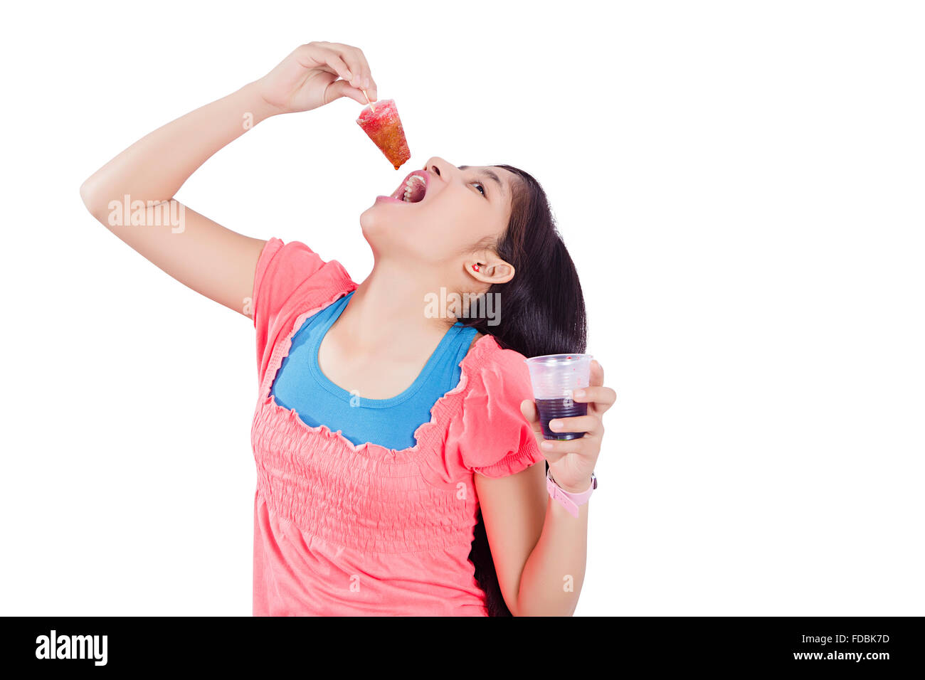 1 ragazza adolescente mangiare deliziosi gelati Foto Stock