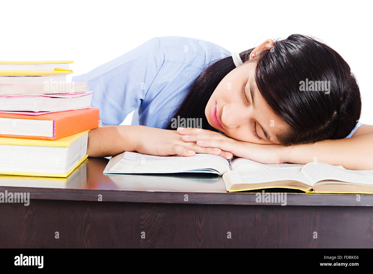 1 Giovane ragazza adolescente scuola studente prenota studiando incurante del sonno Foto Stock