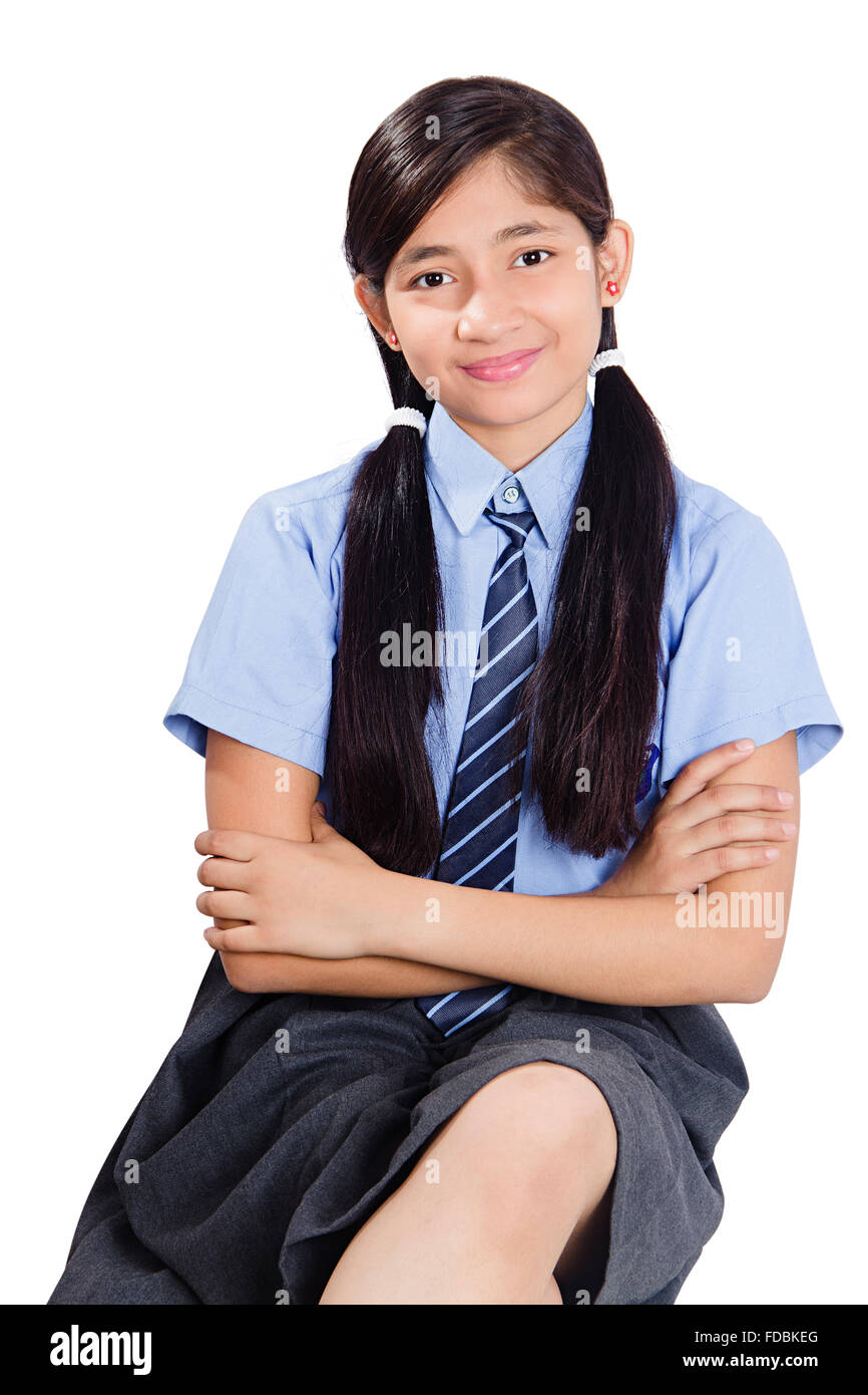 1 Giovane ragazza adolescente studente della scuola con le braccia incrociate seduta Foto Stock