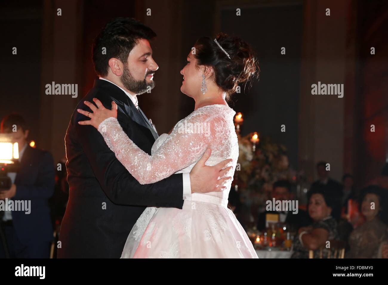 Matrimonio di Anna Netrebko e Yusif Eyvazov dotate: Anna Netrebko, Yusif Eyvazov dove: Vienna, Austria quando: 29 Dic 2015 Foto Stock