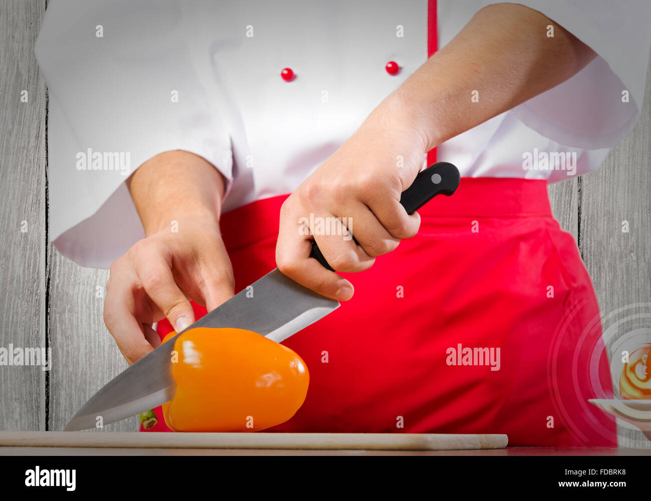 Close up di cuocere le mani di pepe di taglio Foto Stock