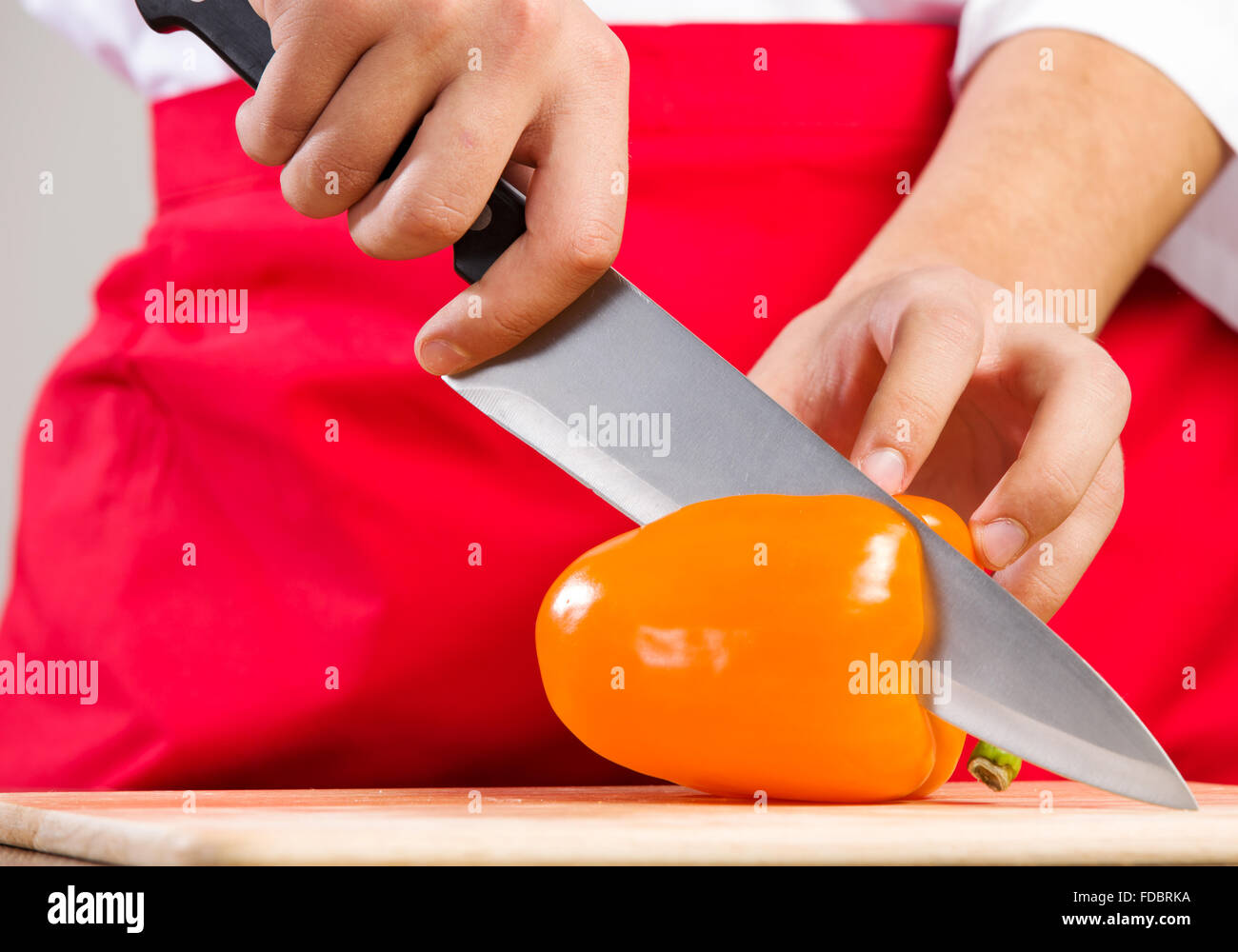 Close up di cuocere le mani di pepe di taglio Foto Stock