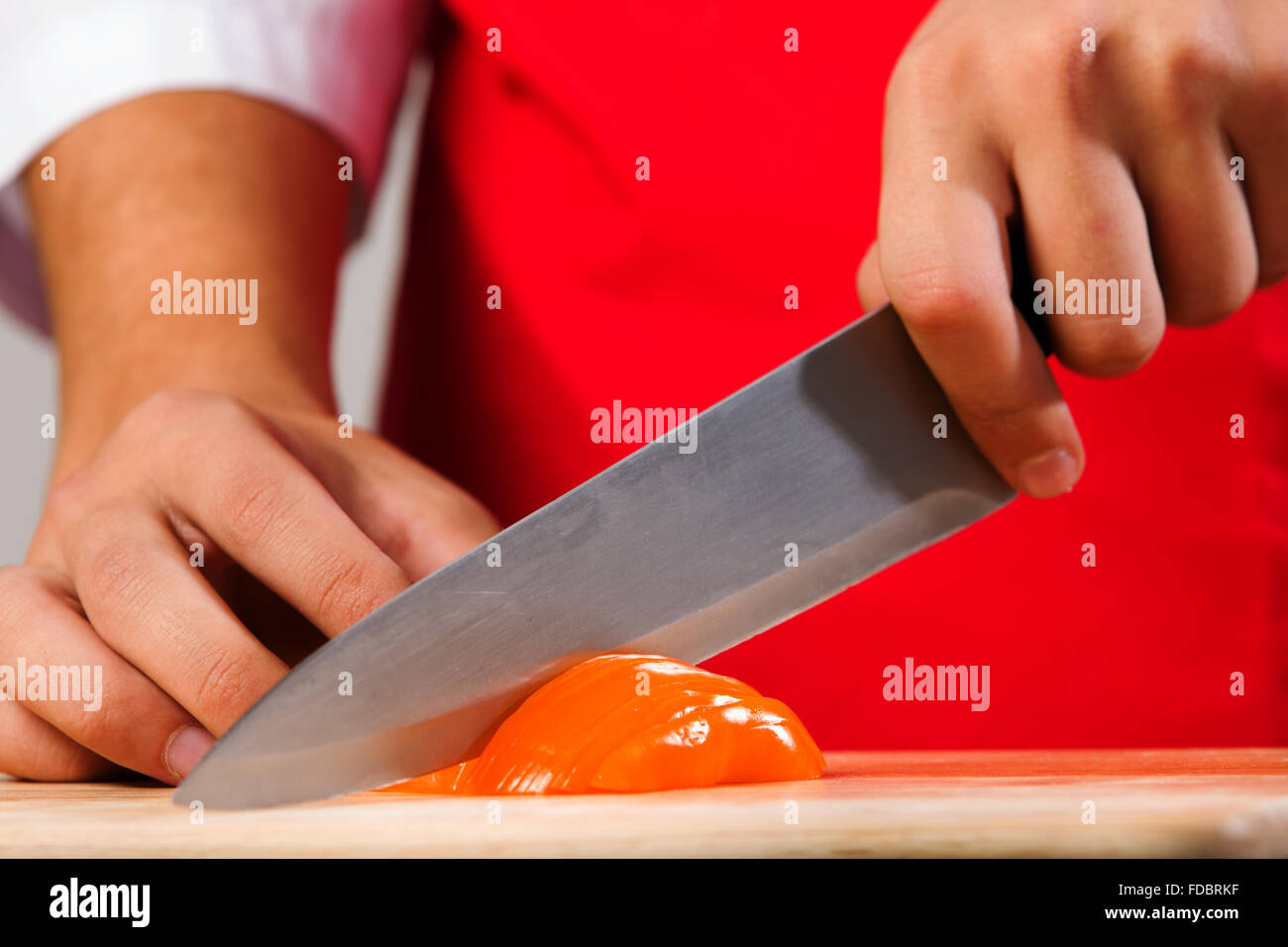 Close up di cuocere le mani di pepe di taglio Foto Stock