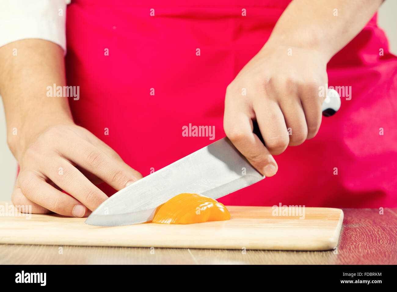 Close up di cuocere le mani di pepe di taglio Foto Stock