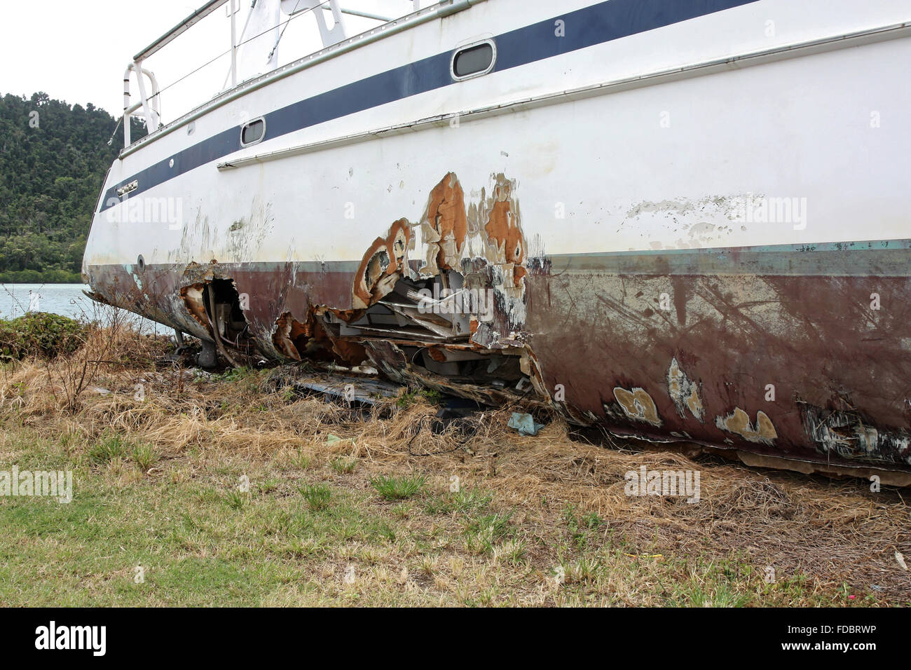 Danneggiato yacht con il foro nel lato a terra Foto Stock