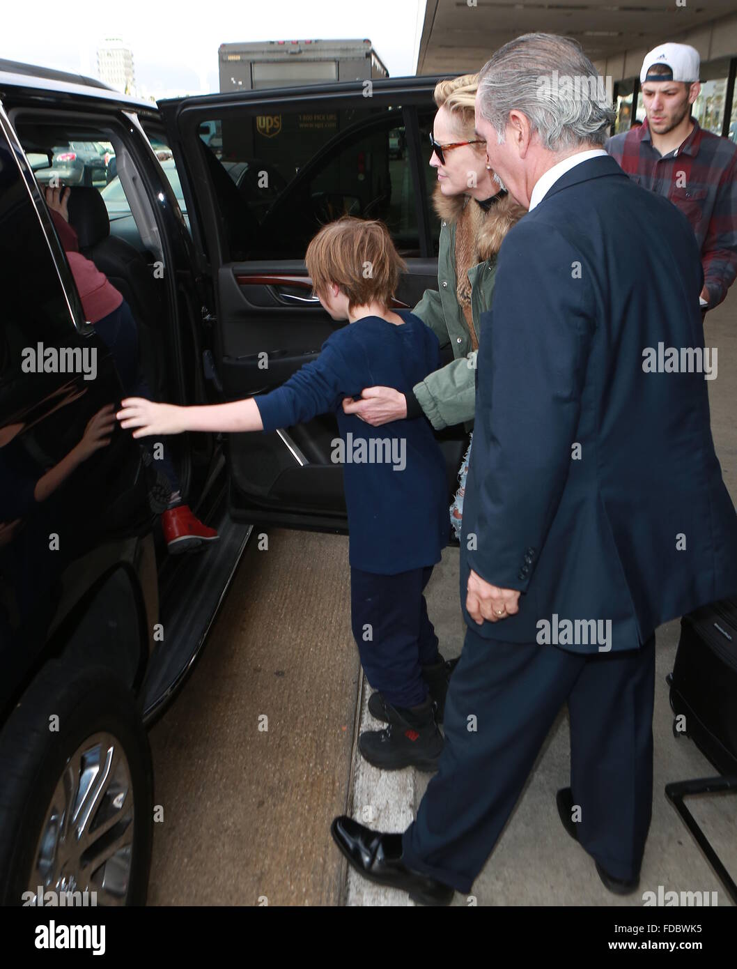 Sharon Stone e suo figlio Quinn arrivano all'Aeroporto Internazionale di Los Angeles (LAX) dotata di: Sharon Stone, Quinn Kelly pietra dove: Los Angeles, California, Stati Uniti quando: 29 Dic 2015 Foto Stock