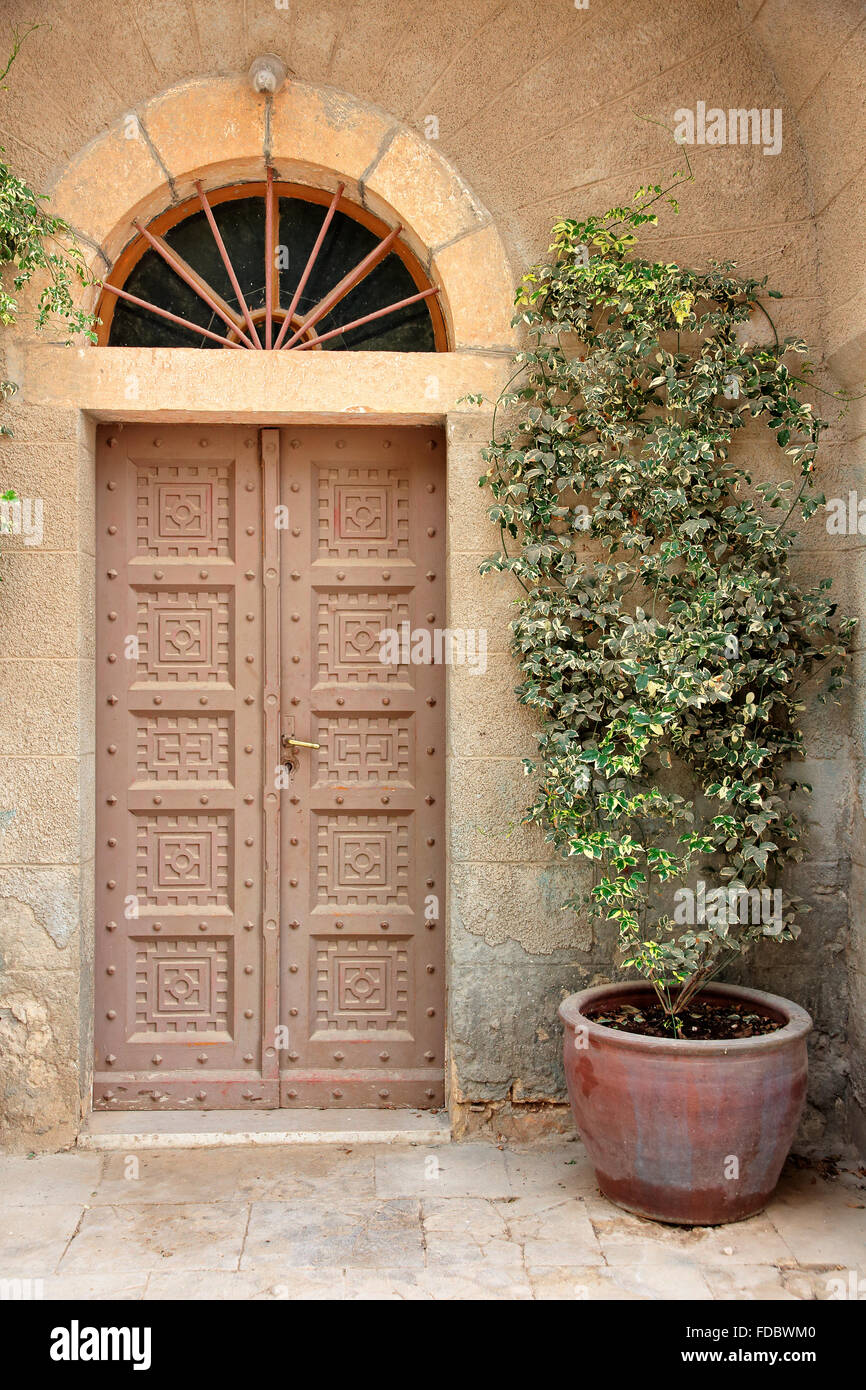 Antica porta di legno nel monastero francescano sul monte Tabor, Israele Foto Stock