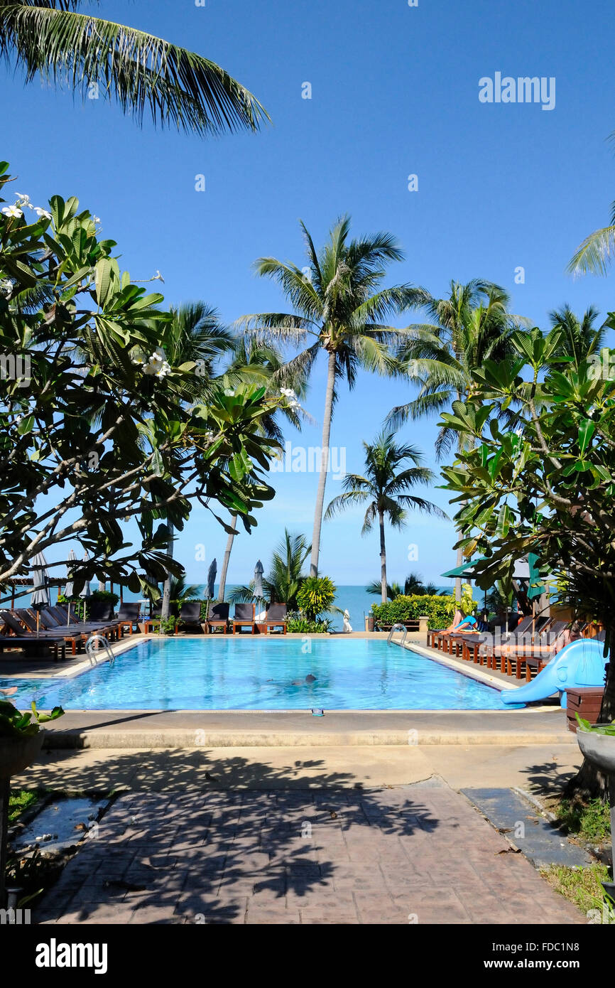 Hotel piscina accanto al pittoresco Coco Palm Beach Resort di Koh Samui, Thailandia Foto Stock