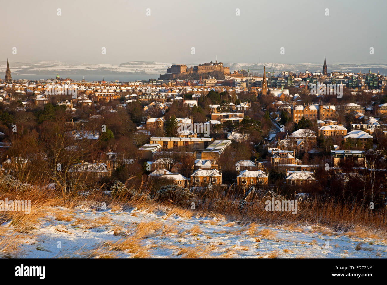 Edimburgo, Scozia, Regno Unito, 30 gennaio 2016. In primo luogo completare la copertura di neve in città questo inverno. Vista da Blackford Hill guardando verso il castello e l'Arthurs Seat. Foto Stock
